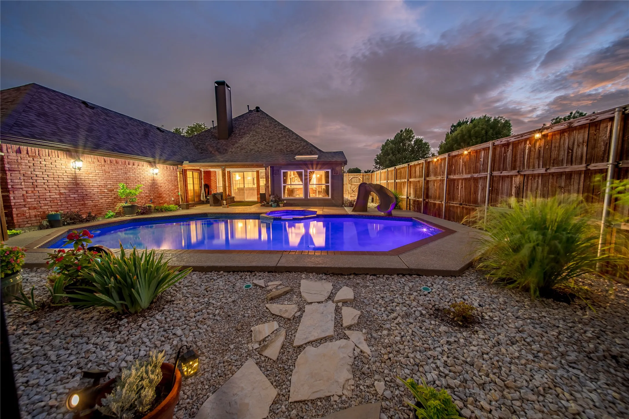 Pool w/ spa