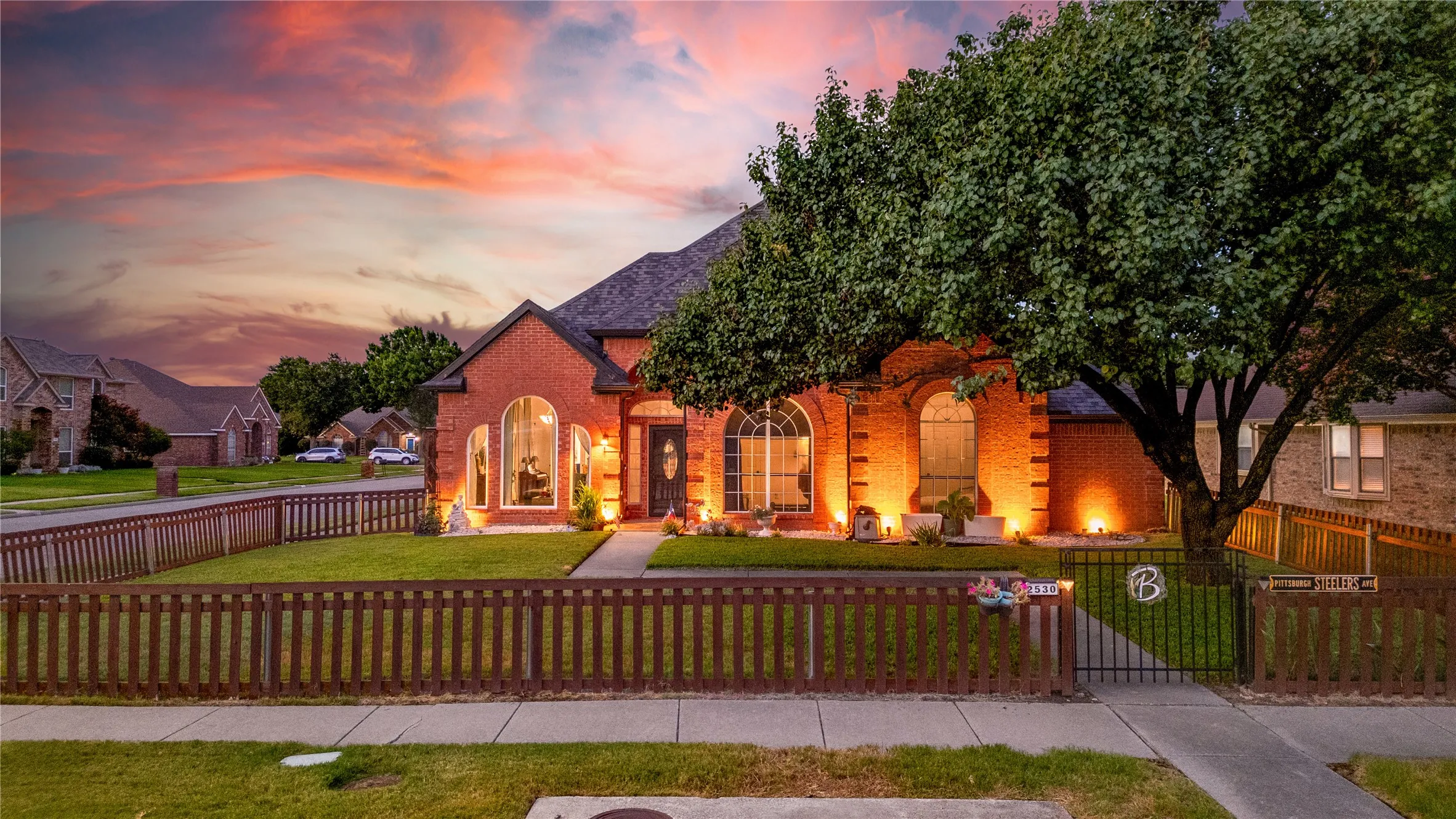 Single Family Residence For Sale in Dallas County , 2530 Cresthaven Drive, Garland, Texas 75040, 3 Bedroom, 3 Bathroom, 2 Garage spaces, 2,681 Sqft, built in 1992, mls#21325685, Real Estate Agent in Garland, Homes For Sale in Dallas county, Homes For Sale in Garland, Realtor in Garland Texas, Real Estate Brokerage Independent Realty Texas, Luminita Cordes Realtor