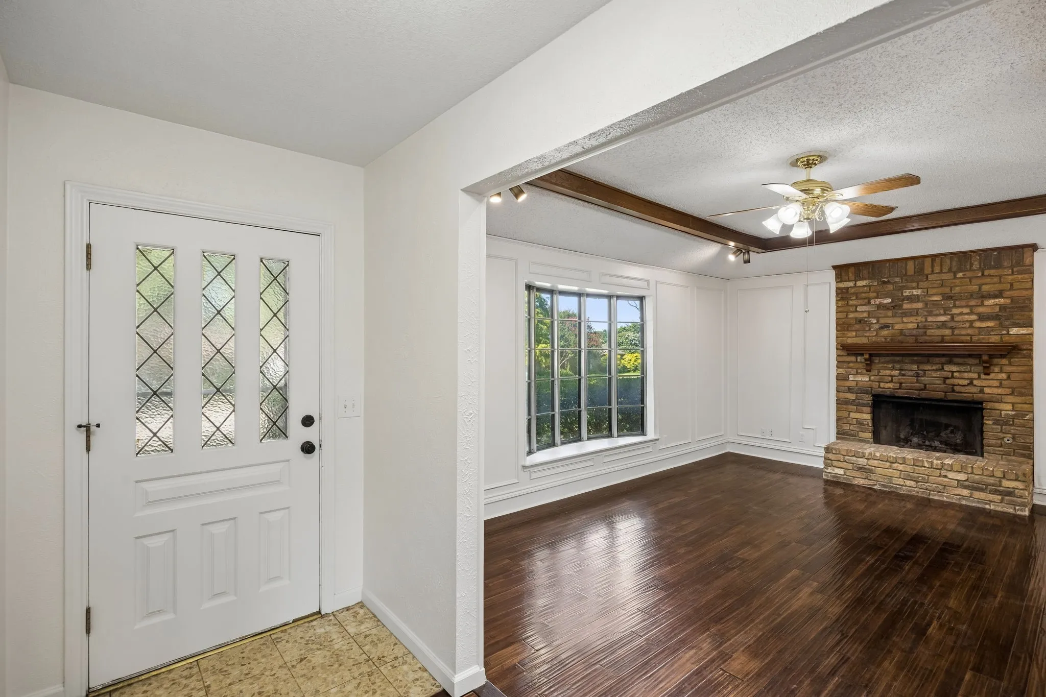 From the entry, vaulted ceilings and an open sightline create an immediate sense of space and connection.
