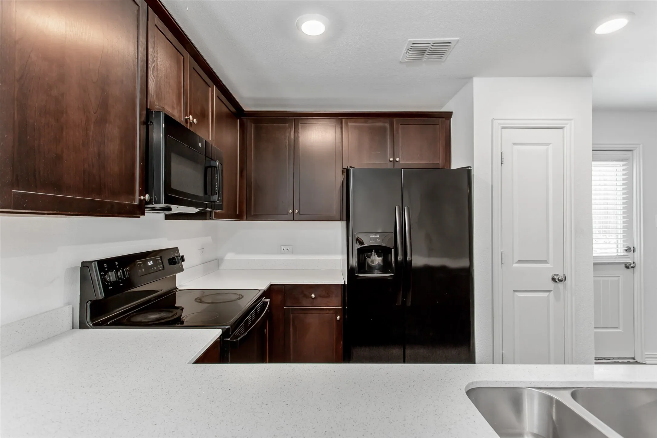 Single Family Residence For Rent in Dallas County , 9213 Marilyn Place, Dallas, Texas 75227, 4 Bedroom, 3 Bathroom, 2 Garage spaces, 1,940 Sqft, built in 2021, mls#21324258, Real Estate Agent in Dallas, Homes For Rent in Dallas county, Homes For Rent in Dallas, Realtor in Dallas Texas, Real Estate Brokerage Independent Realty Texas, Luminita Cordes Realtor