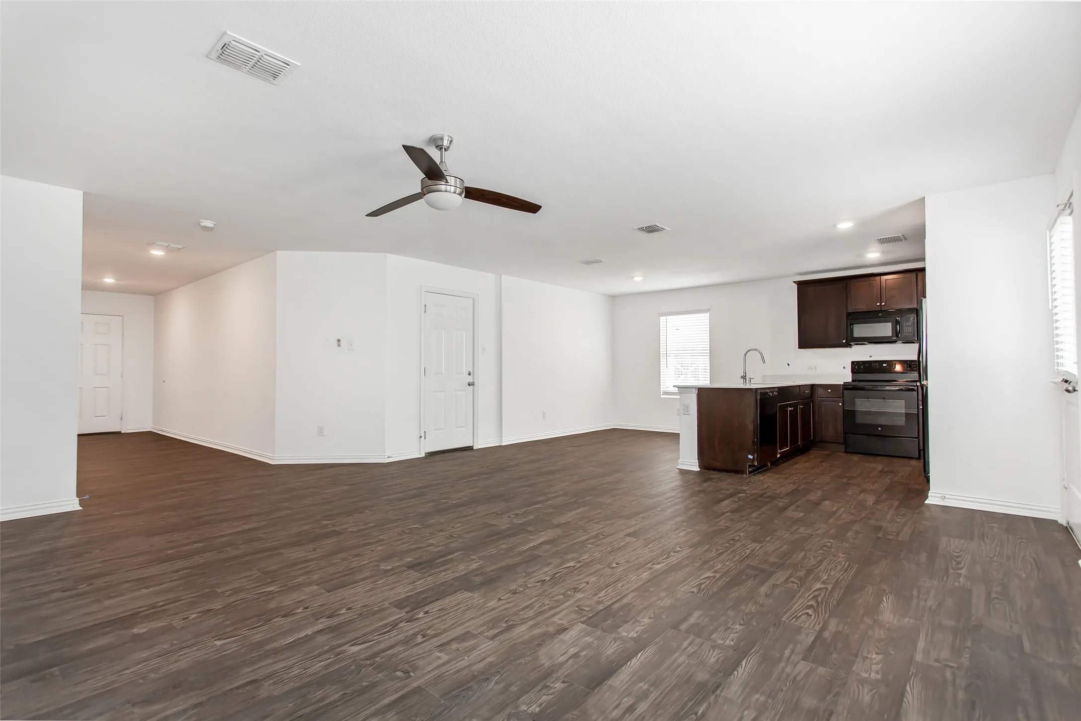 Single Family Residence For Rent in Dallas County , 9213 Marilyn Place, Dallas, Texas 75227, 4 Bedroom, 3 Bathroom, 2 Garage spaces, 1,940 Sqft, built in 2021, mls#21324258, Real Estate Agent in Dallas, Homes For Rent in Dallas county, Homes For Rent in Dallas, Realtor in Dallas Texas, Real Estate Brokerage Independent Realty Texas, Luminita Cordes Realtor