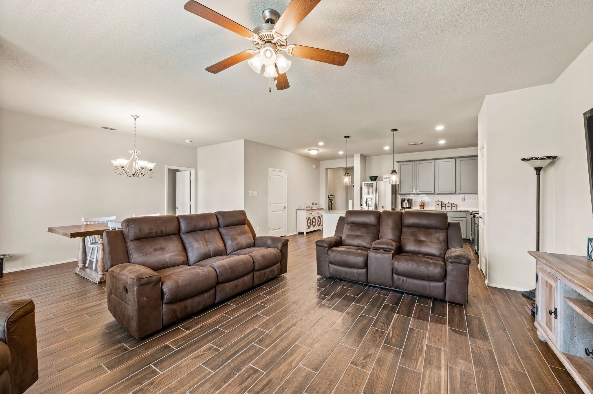 Single Family Residence For Sale in Tarrant County , 3120 Coyote Canyon Trail, Fort Worth, Texas 76108, 4 Bedroom, 3 Bathroom, 2 Garage spaces, 2,635 Sqft, built in 2017, mls#21329884, Real Estate Agent in Fort Worth, Homes For Sale in Tarrant county, Homes For Sale in Fort Worth, Realtor in Fort Worth Texas, Real Estate Brokerage Independent Realty Texas, Luminita Cordes Realtor