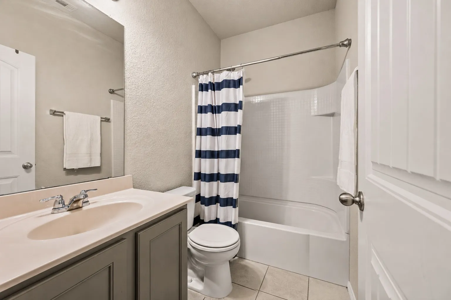 Single Family Residence For Sale in Tarrant County , 3120 Coyote Canyon Trail, Fort Worth, Texas 76108, 4 Bedroom, 3 Bathroom, 2 Garage spaces, 2,635 Sqft, built in 2017, mls#21329884, Real Estate Agent in Fort Worth, Homes For Sale in Tarrant county, Homes For Sale in Fort Worth, Realtor in Fort Worth Texas, Real Estate Brokerage Independent Realty Texas, Luminita Cordes Realtor