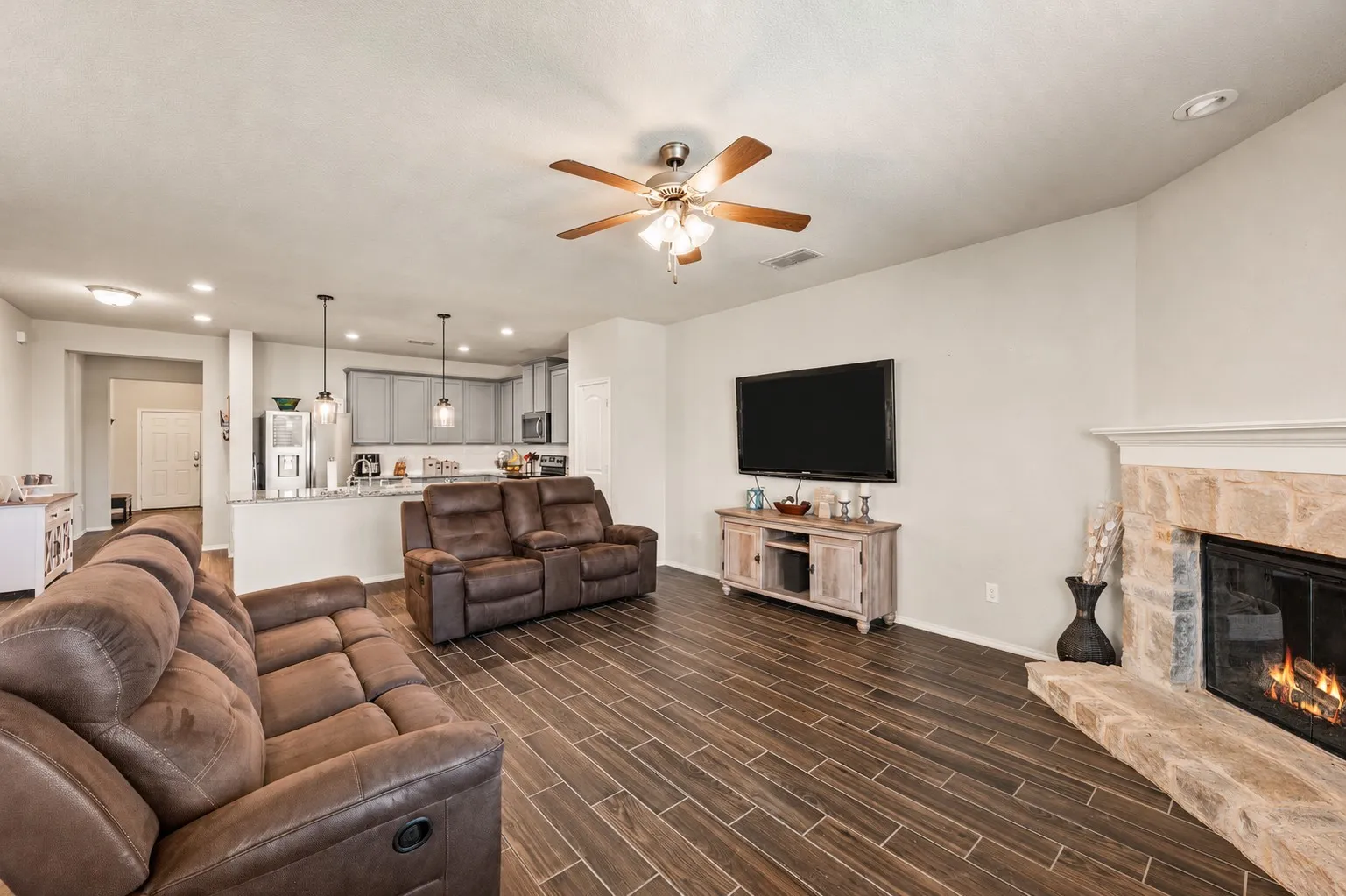 Single Family Residence For Sale in Tarrant County , 3120 Coyote Canyon Trail, Fort Worth, Texas 76108, 4 Bedroom, 3 Bathroom, 2 Garage spaces, 2,635 Sqft, built in 2017, mls#21329884, Real Estate Agent in Fort Worth, Homes For Sale in Tarrant county, Homes For Sale in Fort Worth, Realtor in Fort Worth Texas, Real Estate Brokerage Independent Realty Texas, Luminita Cordes Realtor