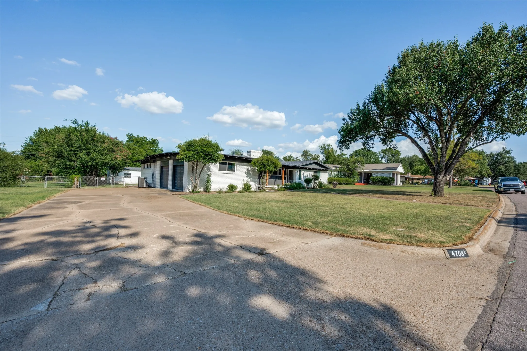 Single Family Residence For Sale in Tarrant County , 4708 Holiday Lane E, North Richland Hills, Texas 76180, 3 Bedroom, 3 Bathroom, 2 Garage spaces, 2,392 Sqft, built in 1956, mls#21327931, Real Estate Agent in North Richland Hills, Homes For Sale in Tarrant county, Homes For Sale in North Richland Hills, Realtor in North Richland Hills Texas, Real Estate Brokerage Independent Realty Texas, Luminita Cordes Realtor