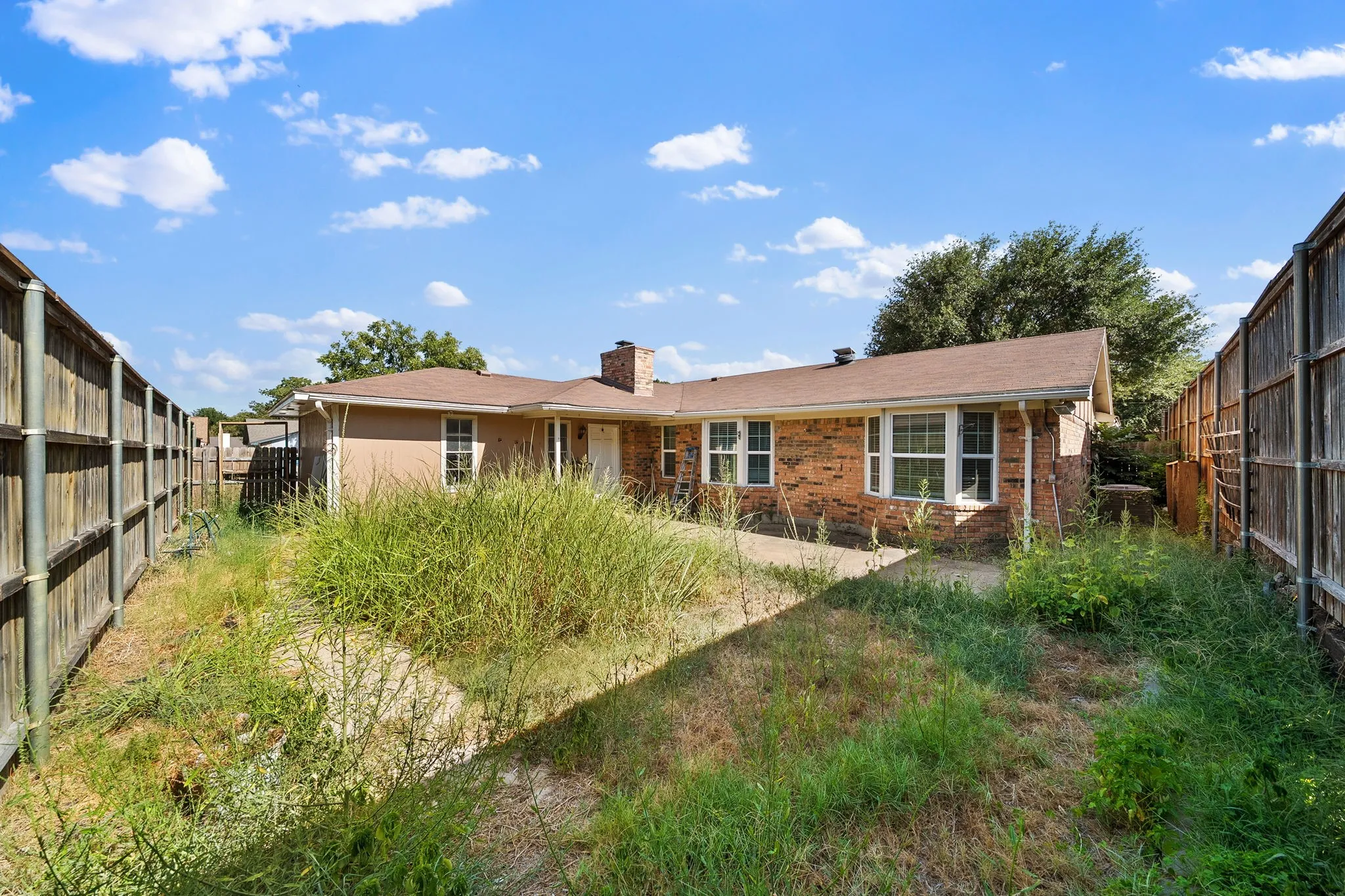 Single Family Residence For Sale in Dallas County , 1801 Tameria Drive, Irving, Texas 75060, 5 Bedroom, 3 Bathroom, 2 Garage spaces, 2,393 Sqft, built in 1974, mls#21330003, Real Estate Agent in Irving, Homes For Sale in Dallas county, Homes For Sale in Irving, Realtor in Irving Texas, Real Estate Brokerage Independent Realty Texas, Luminita Cordes Realtor