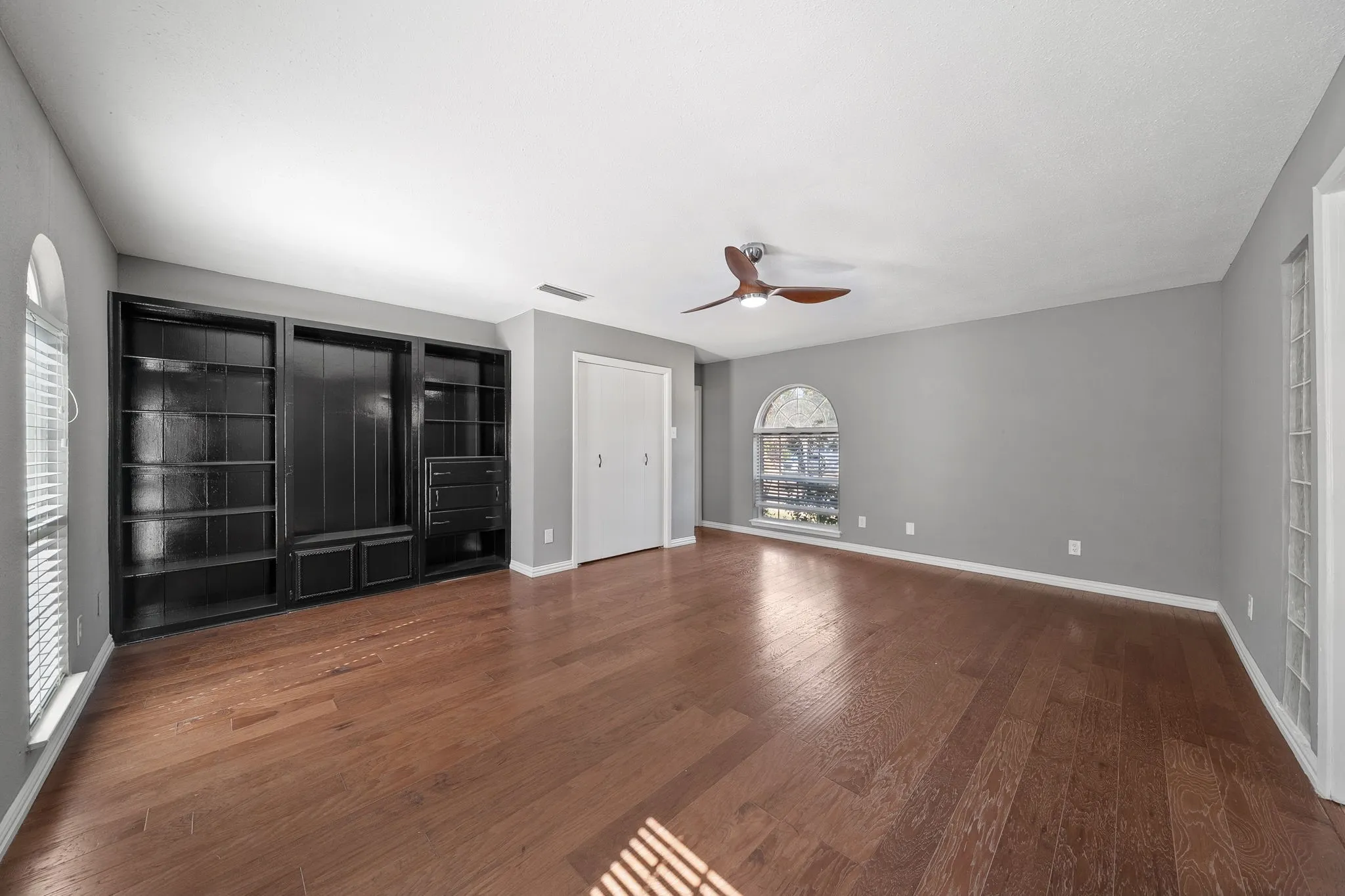 Single Family Residence For Sale in Dallas County , 1801 Tameria Drive, Irving, Texas 75060, 5 Bedroom, 3 Bathroom, 2 Garage spaces, 2,393 Sqft, built in 1974, mls#21330003, Real Estate Agent in Irving, Homes For Sale in Dallas county, Homes For Sale in Irving, Realtor in Irving Texas, Real Estate Brokerage Independent Realty Texas, Luminita Cordes Realtor