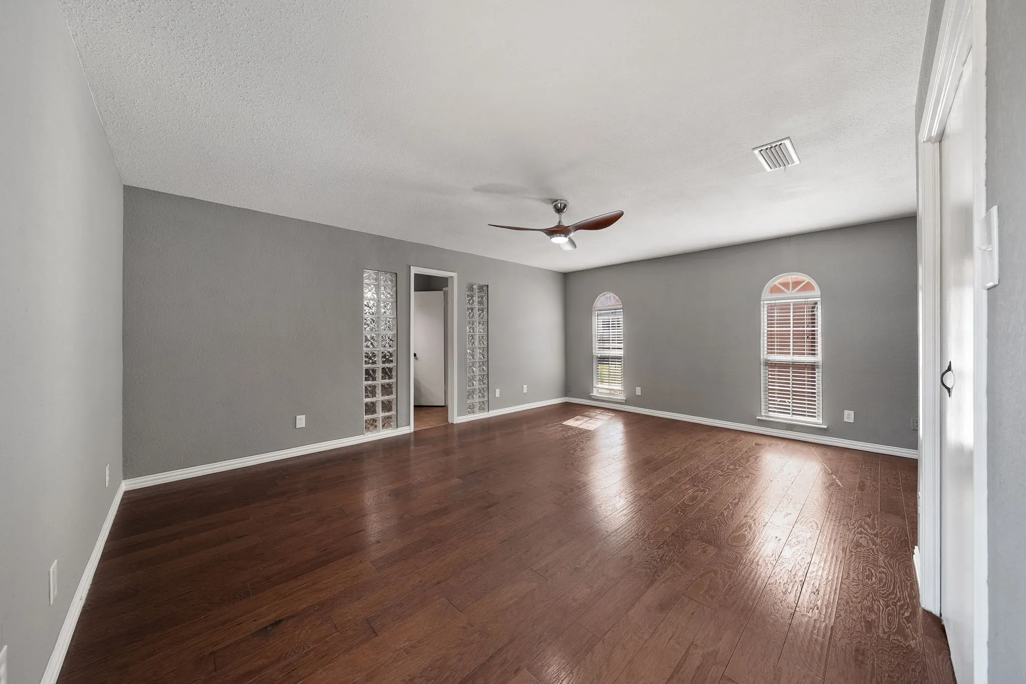 Single Family Residence For Sale in Dallas County , 1801 Tameria Drive, Irving, Texas 75060, 5 Bedroom, 3 Bathroom, 2 Garage spaces, 2,393 Sqft, built in 1974, mls#21330003, Real Estate Agent in Irving, Homes For Sale in Dallas county, Homes For Sale in Irving, Realtor in Irving Texas, Real Estate Brokerage Independent Realty Texas, Luminita Cordes Realtor