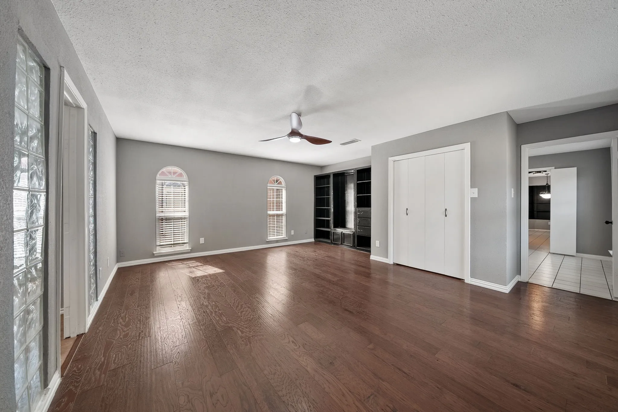 Single Family Residence For Sale in Dallas County , 1801 Tameria Drive, Irving, Texas 75060, 5 Bedroom, 3 Bathroom, 2 Garage spaces, 2,393 Sqft, built in 1974, mls#21330003, Real Estate Agent in Irving, Homes For Sale in Dallas county, Homes For Sale in Irving, Realtor in Irving Texas, Real Estate Brokerage Independent Realty Texas, Luminita Cordes Realtor