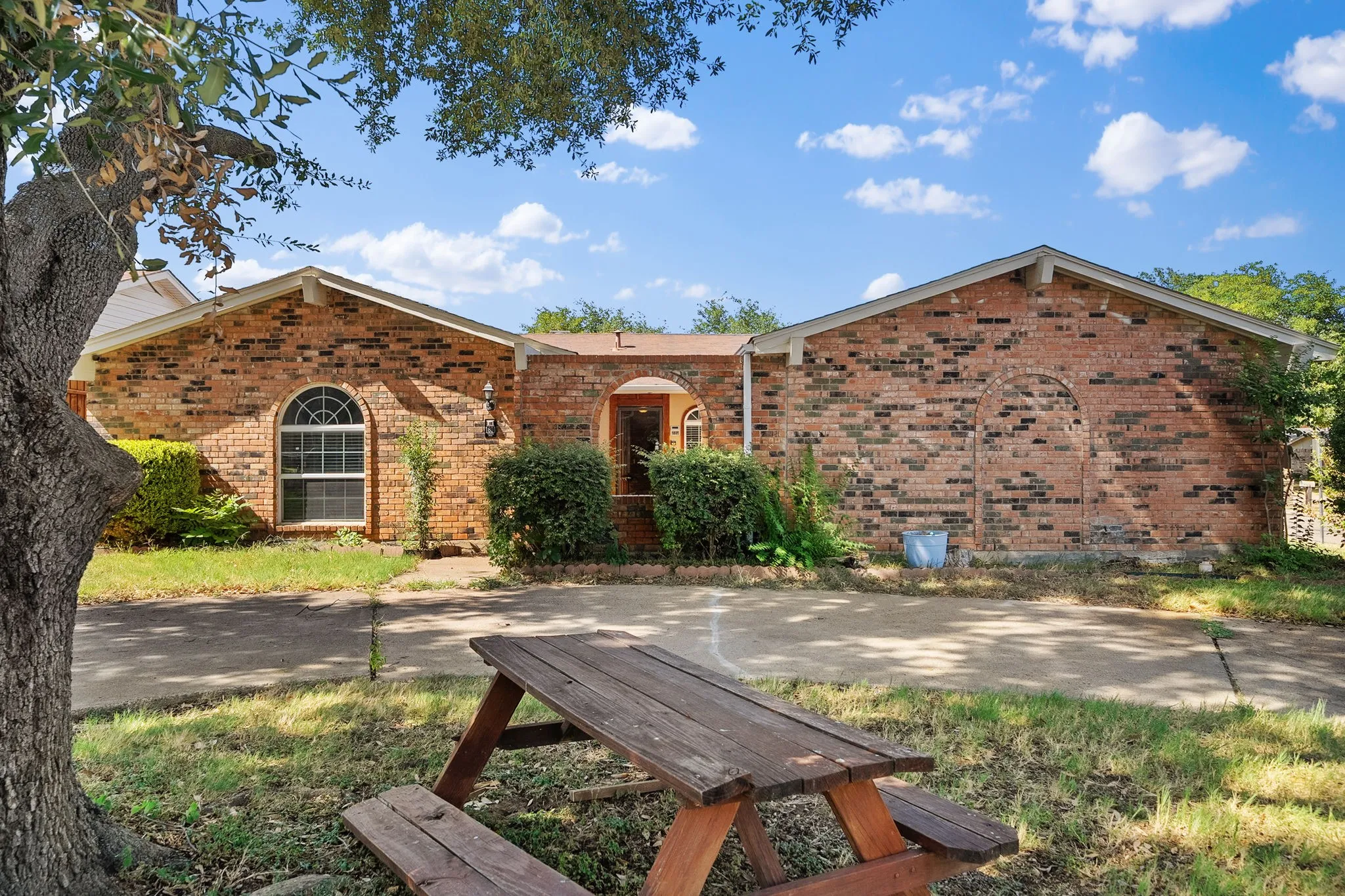 Single Family Residence For Sale in Dallas County , 1801 Tameria Drive, Irving, Texas 75060, 5 Bedroom, 3 Bathroom, 2 Garage spaces, 2,393 Sqft, built in 1974, mls#21330003, Real Estate Agent in Irving, Homes For Sale in Dallas county, Homes For Sale in Irving, Realtor in Irving Texas, Real Estate Brokerage Independent Realty Texas, Luminita Cordes Realtor