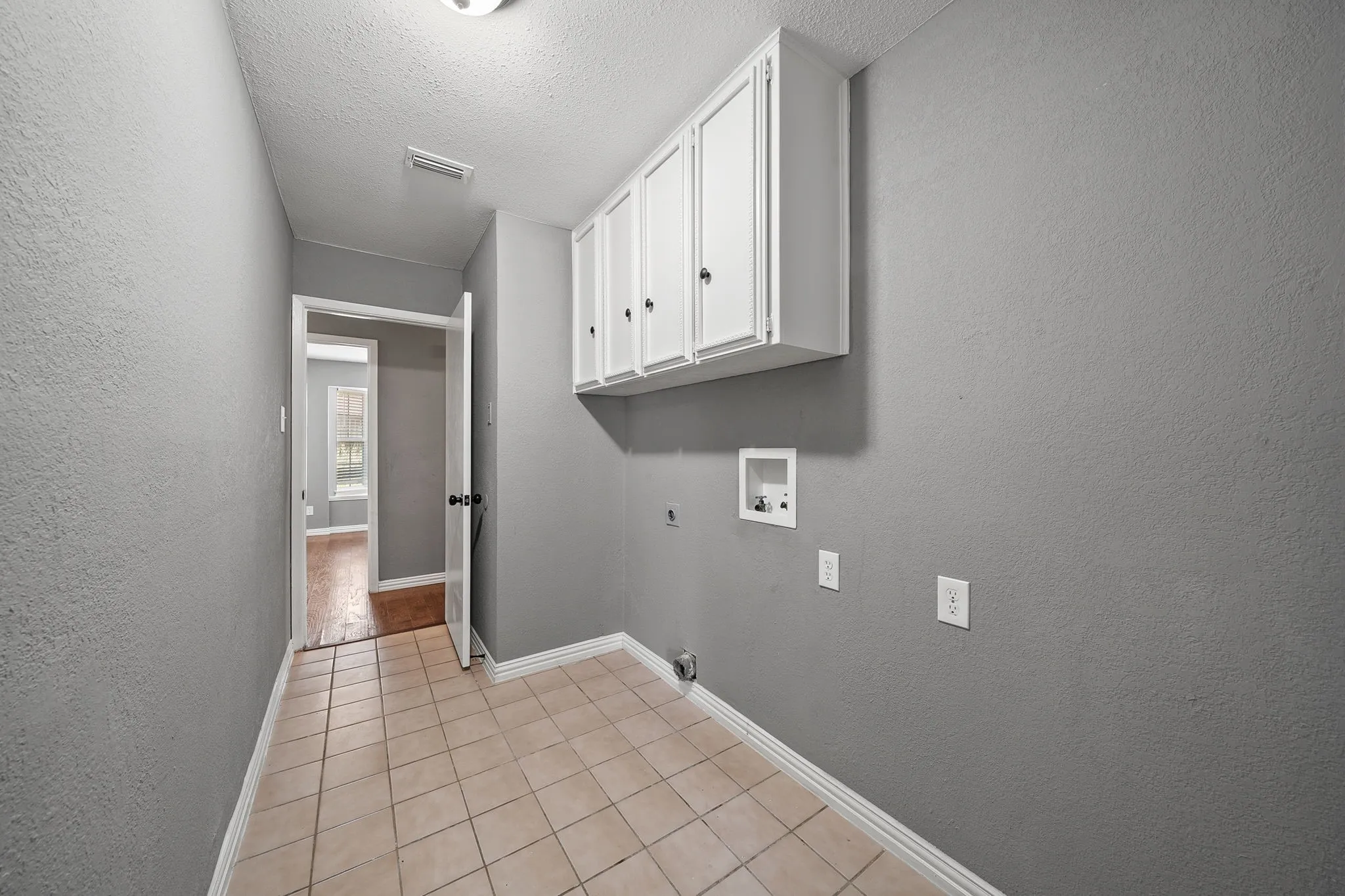 Single Family Residence For Sale in Dallas County , 1801 Tameria Drive, Irving, Texas 75060, 5 Bedroom, 3 Bathroom, 2 Garage spaces, 2,393 Sqft, built in 1974, mls#21330003, Real Estate Agent in Irving, Homes For Sale in Dallas county, Homes For Sale in Irving, Realtor in Irving Texas, Real Estate Brokerage Independent Realty Texas, Luminita Cordes Realtor