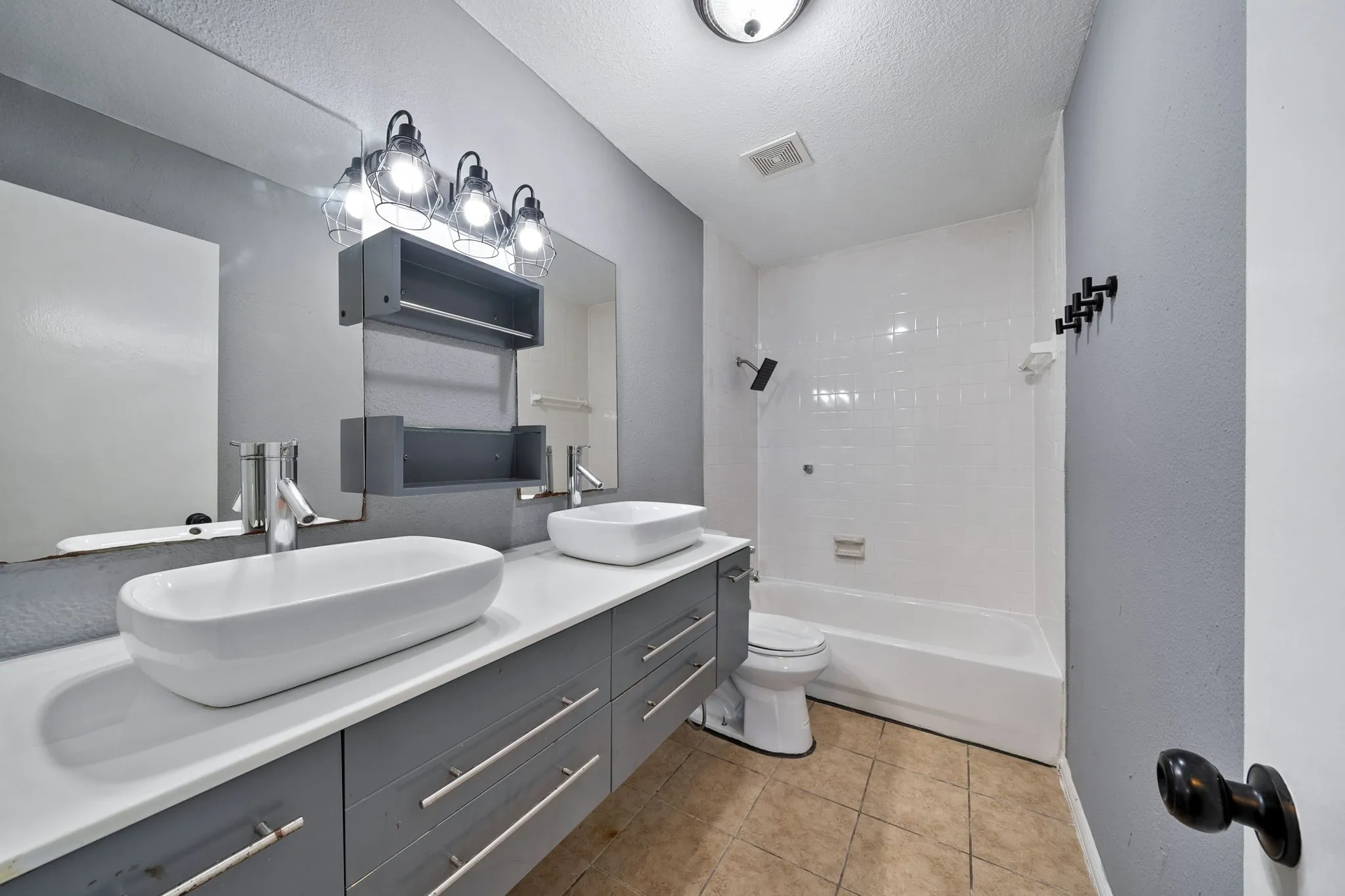Single Family Residence For Sale in Dallas County , 1801 Tameria Drive, Irving, Texas 75060, 5 Bedroom, 3 Bathroom, 2 Garage spaces, 2,393 Sqft, built in 1974, mls#21330003, Real Estate Agent in Irving, Homes For Sale in Dallas county, Homes For Sale in Irving, Realtor in Irving Texas, Real Estate Brokerage Independent Realty Texas, Luminita Cordes Realtor