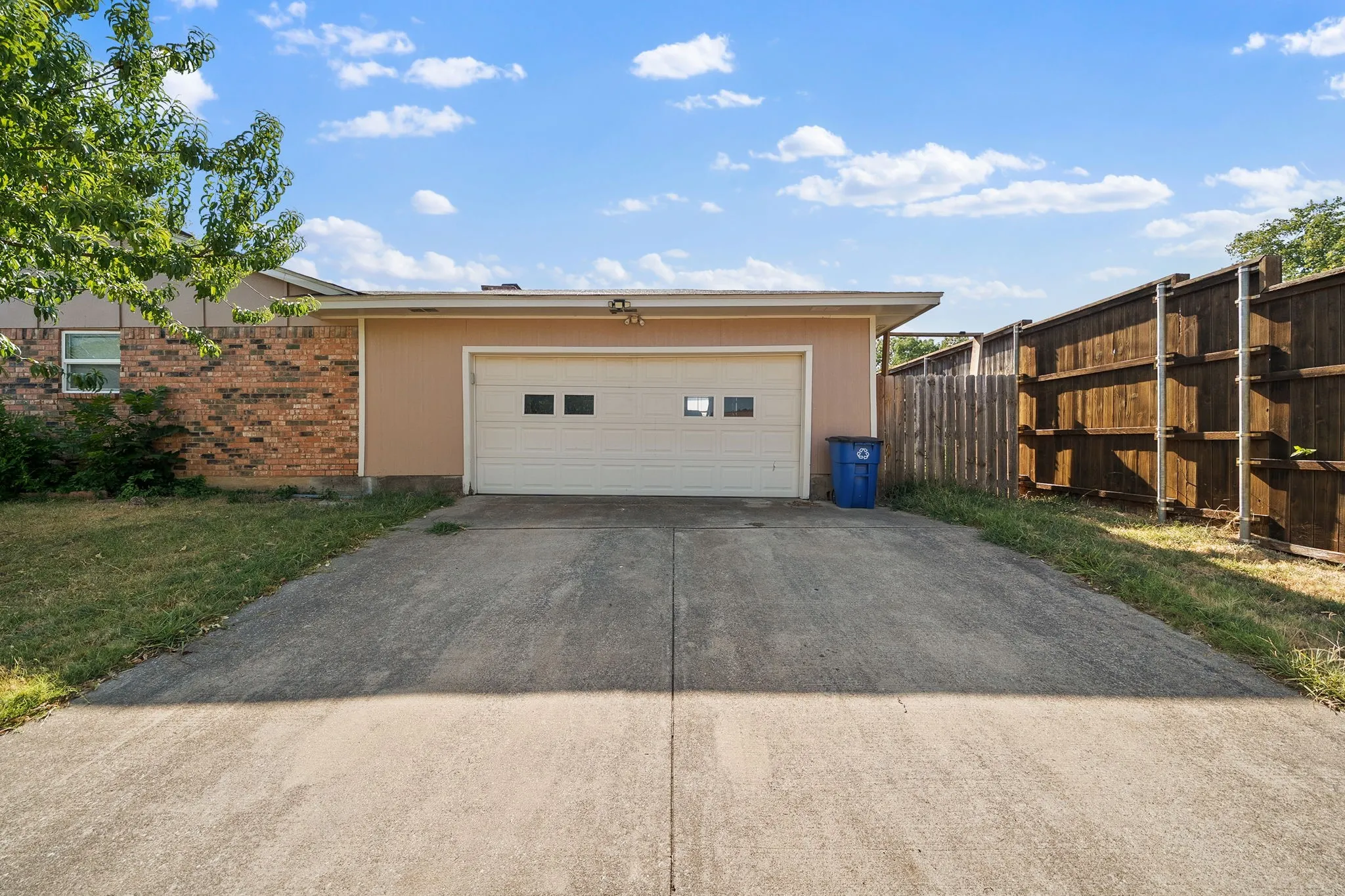Single Family Residence For Sale in Dallas County , 1801 Tameria Drive, Irving, Texas 75060, 5 Bedroom, 3 Bathroom, 2 Garage spaces, 2,393 Sqft, built in 1974, mls#21330003, Real Estate Agent in Irving, Homes For Sale in Dallas county, Homes For Sale in Irving, Realtor in Irving Texas, Real Estate Brokerage Independent Realty Texas, Luminita Cordes Realtor
