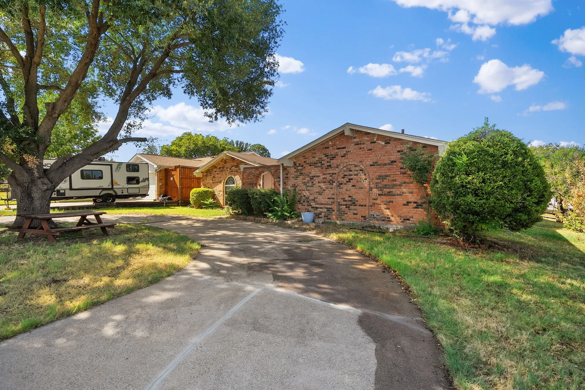 Single Family Residence For Sale in Dallas County , 1801 Tameria Drive, Irving, Texas 75060, 5 Bedroom, 3 Bathroom, 2 Garage spaces, 2,393 Sqft, built in 1974, mls#21330003, Real Estate Agent in Irving, Homes For Sale in Dallas county, Homes For Sale in Irving, Realtor in Irving Texas, Real Estate Brokerage Independent Realty Texas, Luminita Cordes Realtor