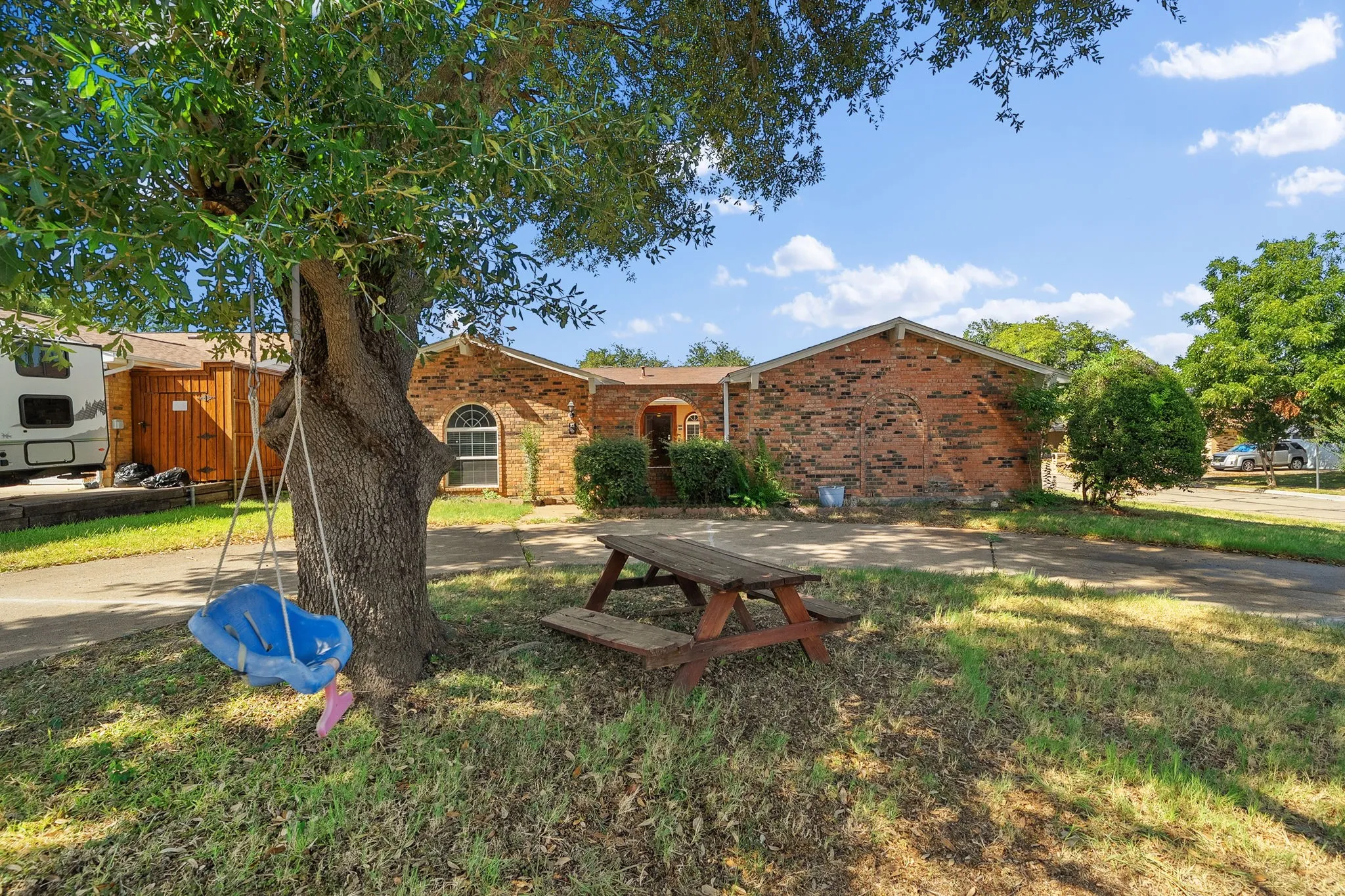 Single Family Residence For Sale in Dallas County , 1801 Tameria Drive, Irving, Texas 75060, 5 Bedroom, 3 Bathroom, 2 Garage spaces, 2,393 Sqft, built in 1974, mls#21330003, Real Estate Agent in Irving, Homes For Sale in Dallas county, Homes For Sale in Irving, Realtor in Irving Texas, Real Estate Brokerage Independent Realty Texas, Luminita Cordes Realtor