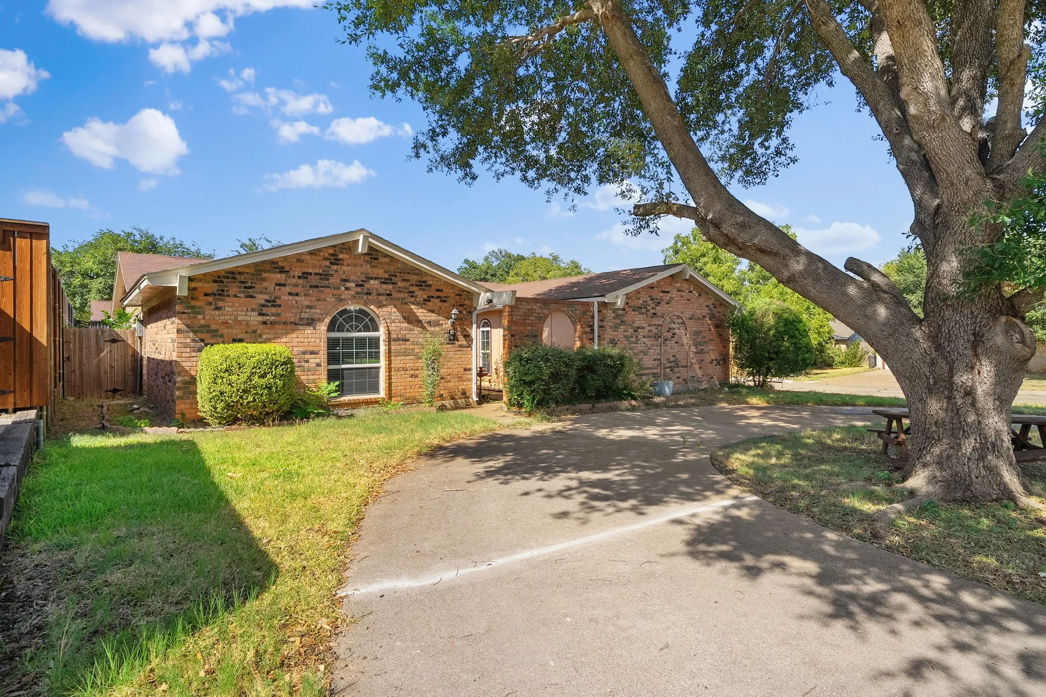 Single Family Residence For Sale in Dallas County , 1801 Tameria Drive, Irving, Texas 75060, 5 Bedroom, 3 Bathroom, 2 Garage spaces, 2,393 Sqft, built in 1974, mls#21330003, Real Estate Agent in Irving, Homes For Sale in Dallas county, Homes For Sale in Irving, Realtor in Irving Texas, Real Estate Brokerage Independent Realty Texas, Luminita Cordes Realtor