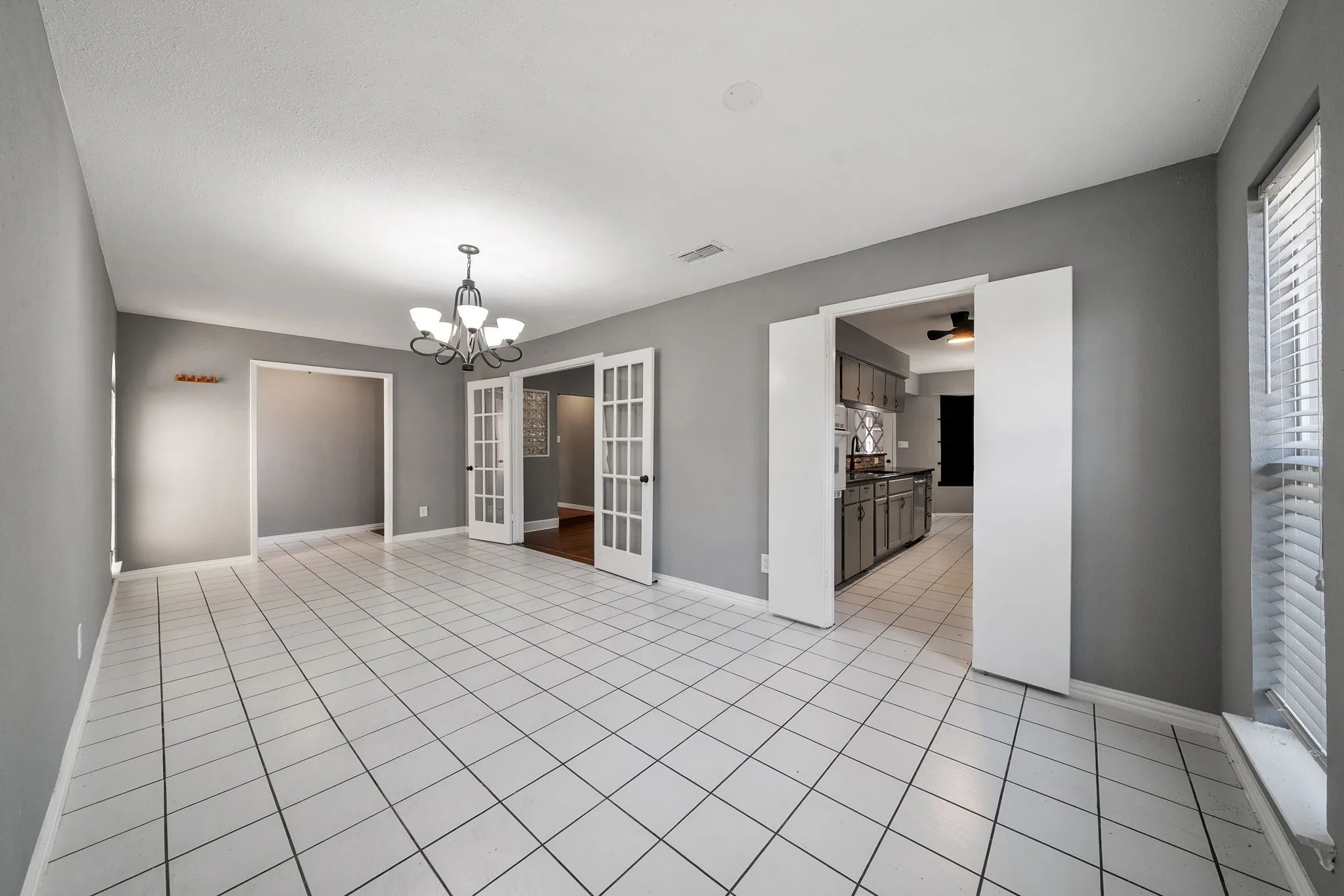 Single Family Residence For Sale in Dallas County , 1801 Tameria Drive, Irving, Texas 75060, 5 Bedroom, 3 Bathroom, 2 Garage spaces, 2,393 Sqft, built in 1974, mls#21330003, Real Estate Agent in Irving, Homes For Sale in Dallas county, Homes For Sale in Irving, Realtor in Irving Texas, Real Estate Brokerage Independent Realty Texas, Luminita Cordes Realtor