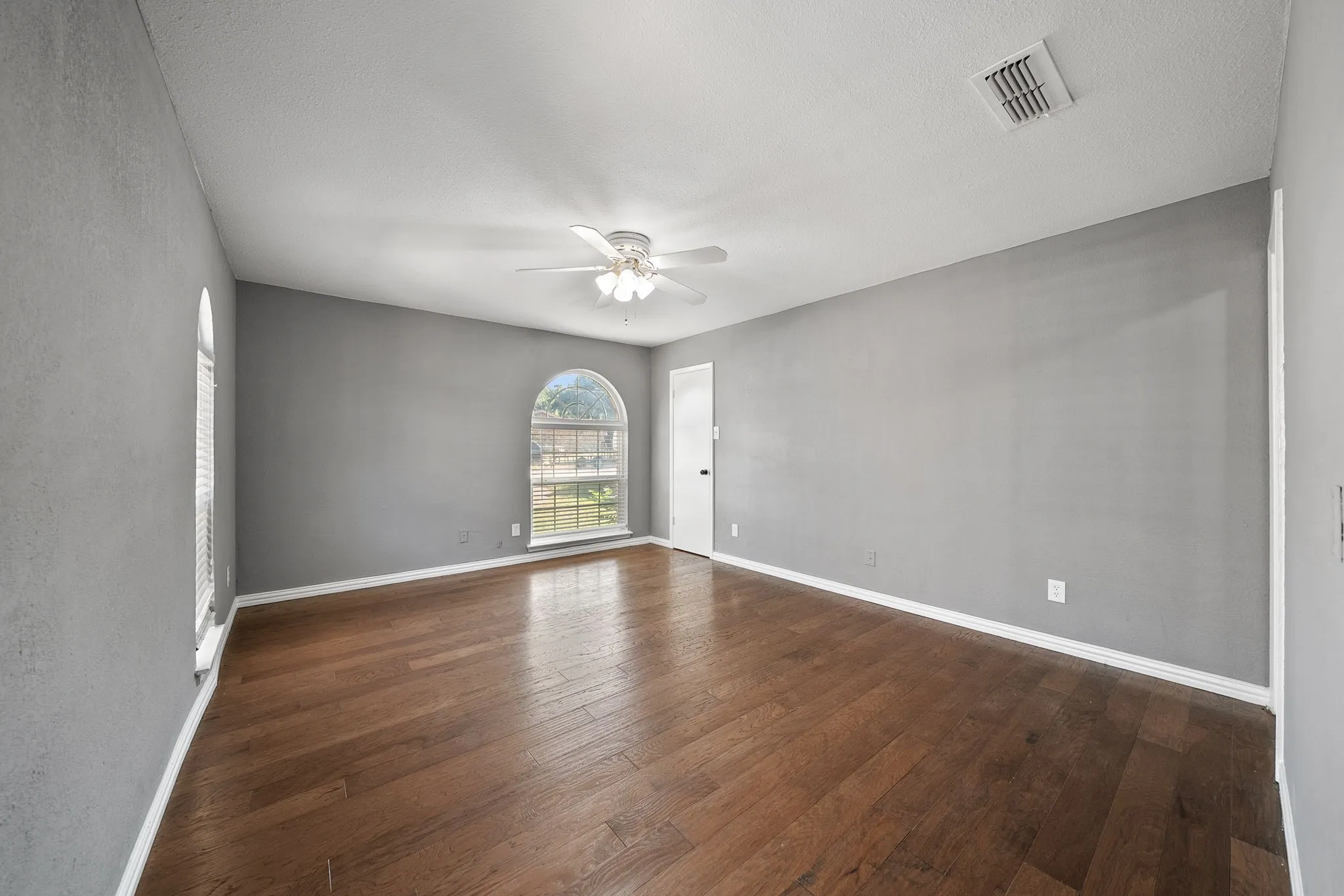Single Family Residence For Sale in Dallas County , 1801 Tameria Drive, Irving, Texas 75060, 5 Bedroom, 3 Bathroom, 2 Garage spaces, 2,393 Sqft, built in 1974, mls#21330003, Real Estate Agent in Irving, Homes For Sale in Dallas county, Homes For Sale in Irving, Realtor in Irving Texas, Real Estate Brokerage Independent Realty Texas, Luminita Cordes Realtor
