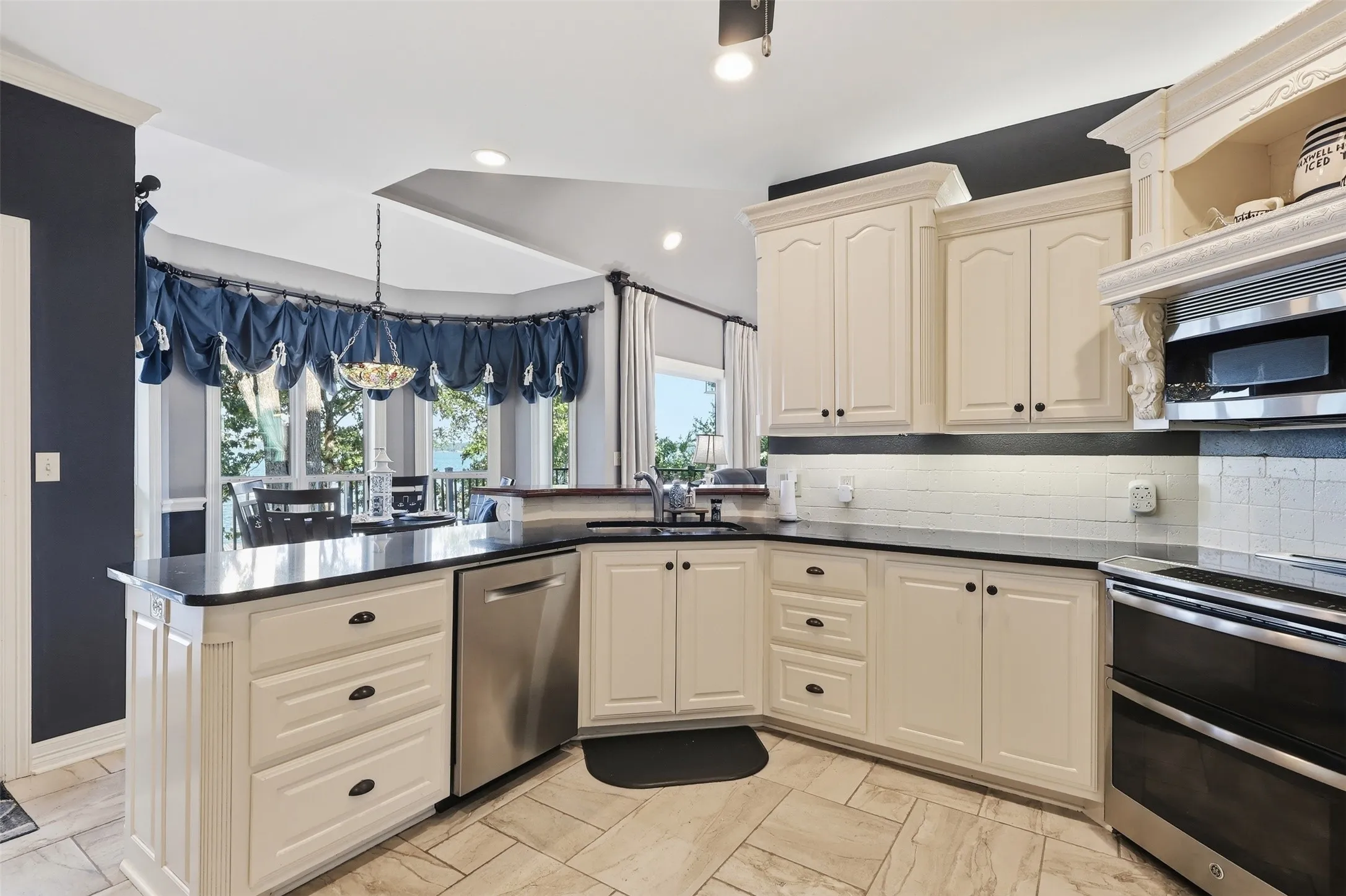 Single Family Residence For Sale in Camp County , 90 County Road 2607, Pittsburg, Texas 75686, 4 Bedroom, 4 Bathroom, 2 Garage spaces, 4,277 Sqft, built in 2004, mls#21329748, Real Estate Agent in Pittsburg, Homes For Sale in Camp county, Homes For Sale in Pittsburg, Realtor in Pittsburg Texas, Real Estate Brokerage Independent Realty Texas, Luminita Cordes Realtor