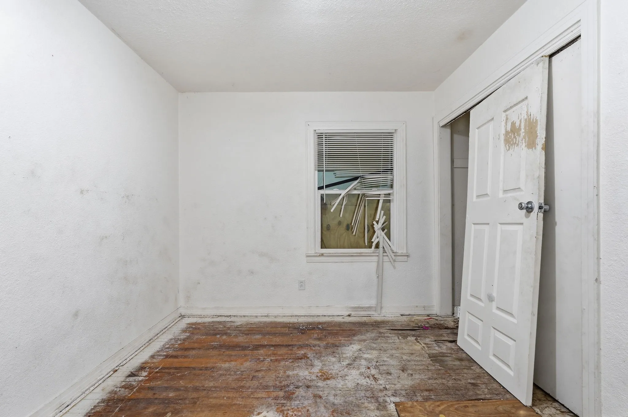Single Family Residence For Sale in Tarrant County , 3408 S Hughes Avenue, Fort Worth, Texas 76119, 3 Bedroom, 1 Bathroom, Garage spaces, 1,106 Sqft, built in 1954, mls#21262314, Real Estate Agent in Fort Worth, Homes For Sale in Tarrant county, Homes For Sale in Fort Worth, Realtor in Fort Worth Texas, Real Estate Brokerage Independent Realty Texas, Luminita Cordes Realtor