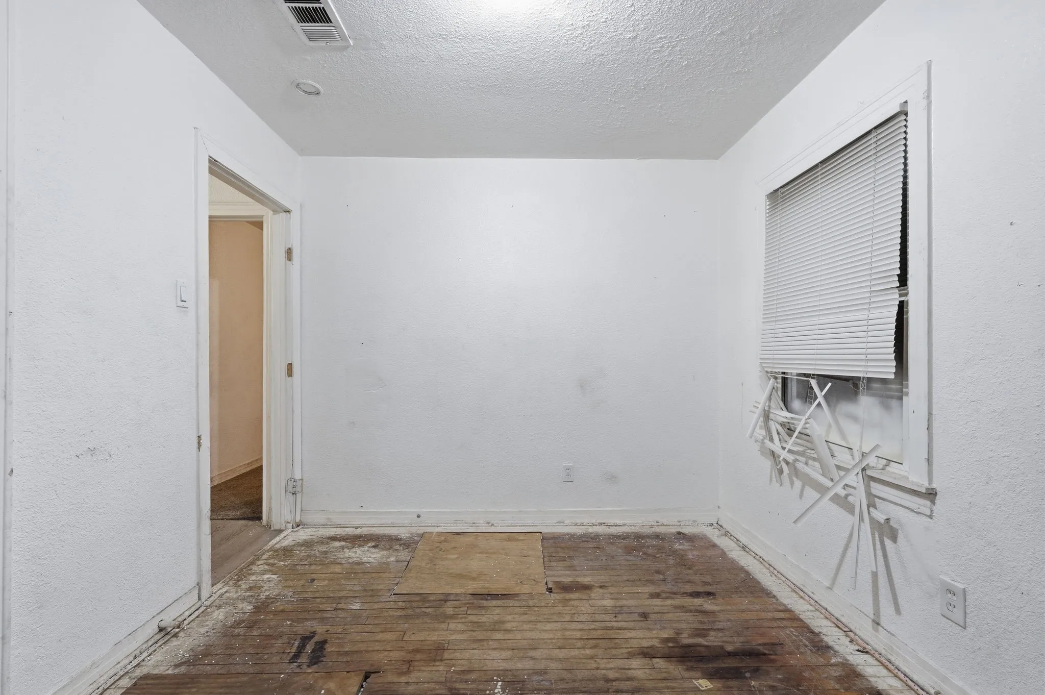 Single Family Residence For Sale in Tarrant County , 3408 S Hughes Avenue, Fort Worth, Texas 76119, 3 Bedroom, 1 Bathroom, Garage spaces, 1,106 Sqft, built in 1954, mls#21262314, Real Estate Agent in Fort Worth, Homes For Sale in Tarrant county, Homes For Sale in Fort Worth, Realtor in Fort Worth Texas, Real Estate Brokerage Independent Realty Texas, Luminita Cordes Realtor