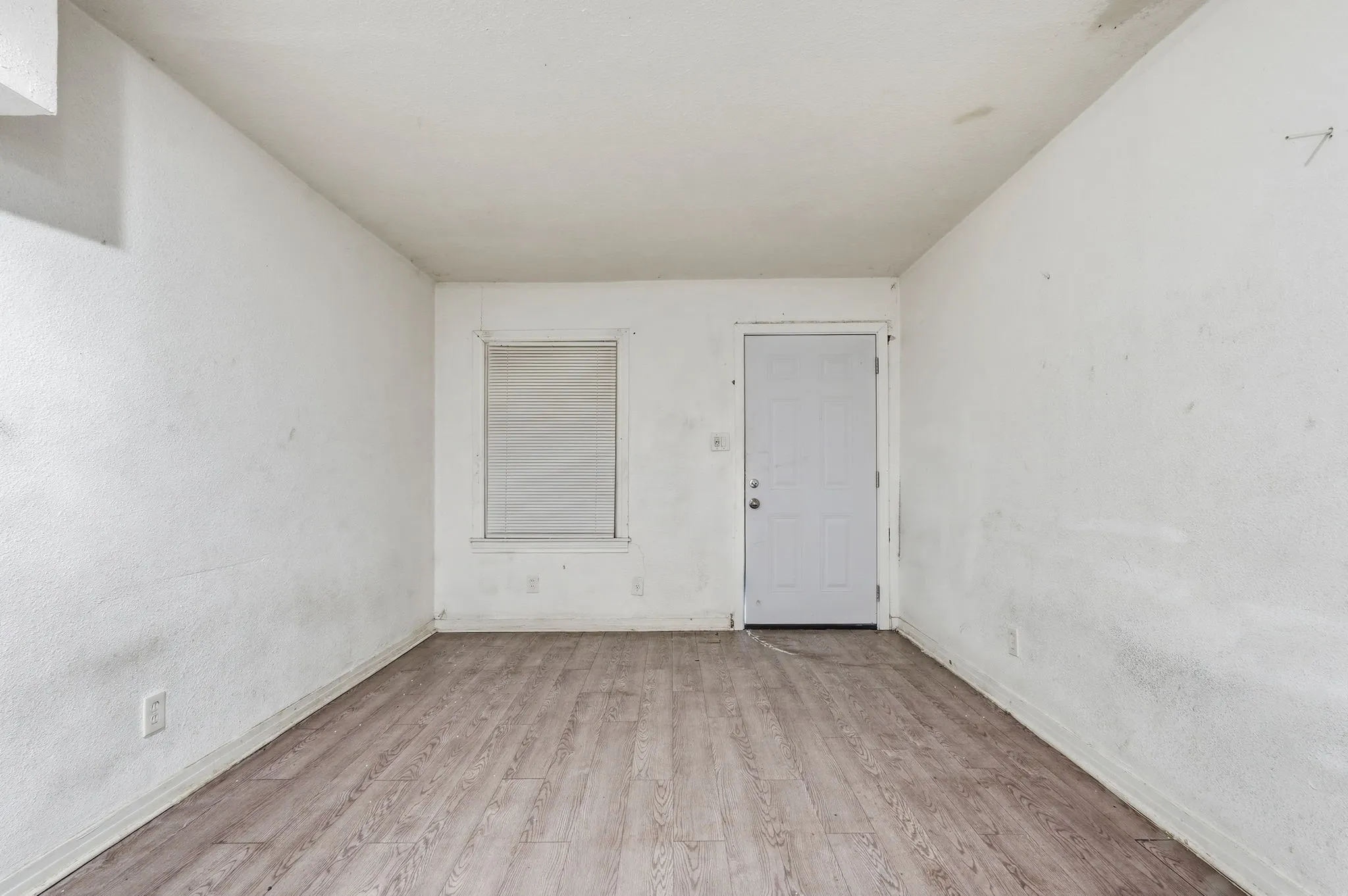 Single Family Residence For Sale in Tarrant County , 3408 S Hughes Avenue, Fort Worth, Texas 76119, 3 Bedroom, 1 Bathroom, Garage spaces, 1,106 Sqft, built in 1954, mls#21262314, Real Estate Agent in Fort Worth, Homes For Sale in Tarrant county, Homes For Sale in Fort Worth, Realtor in Fort Worth Texas, Real Estate Brokerage Independent Realty Texas, Luminita Cordes Realtor