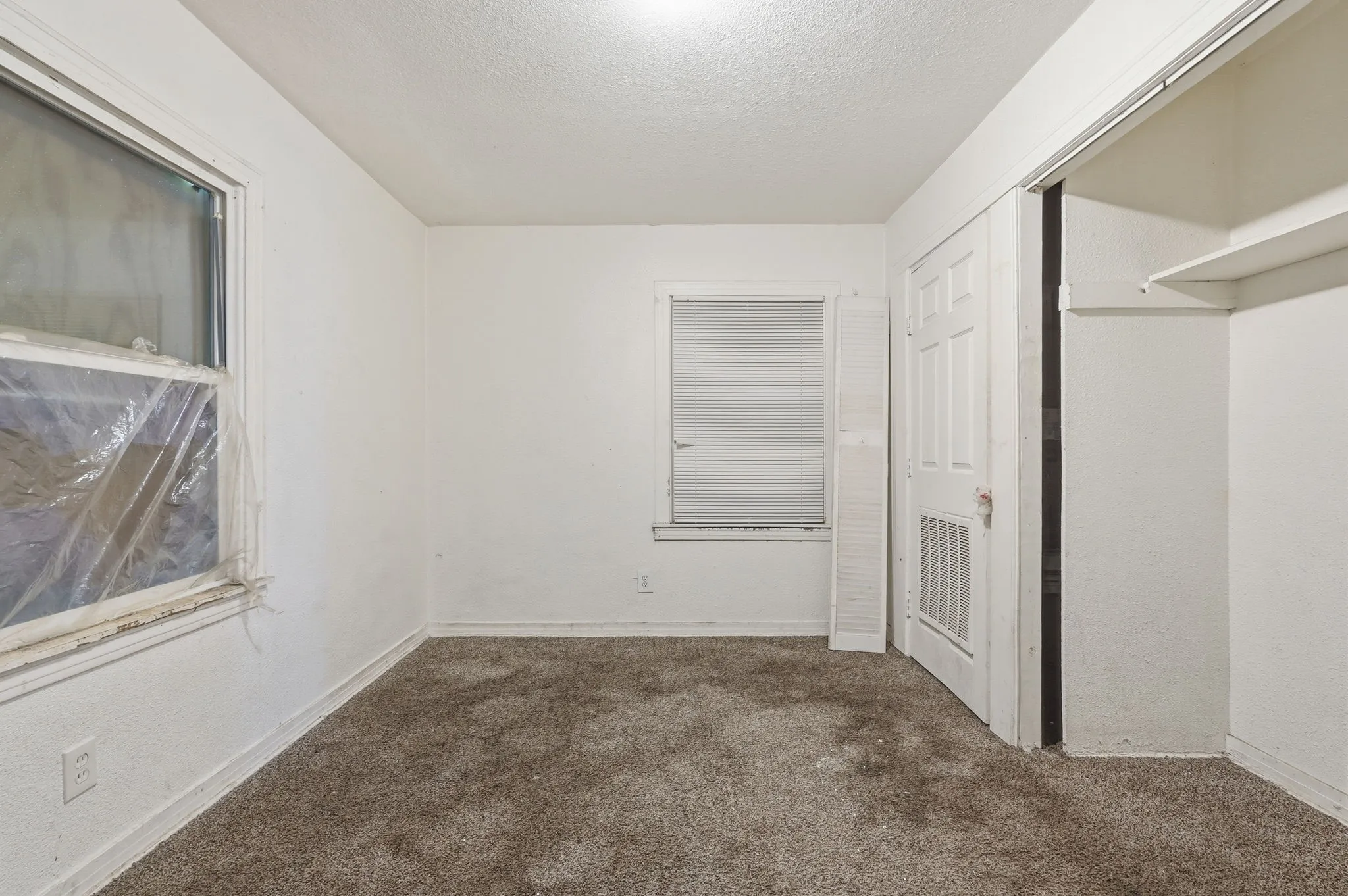 Single Family Residence For Sale in Tarrant County , 3408 S Hughes Avenue, Fort Worth, Texas 76119, 3 Bedroom, 1 Bathroom, Garage spaces, 1,106 Sqft, built in 1954, mls#21262314, Real Estate Agent in Fort Worth, Homes For Sale in Tarrant county, Homes For Sale in Fort Worth, Realtor in Fort Worth Texas, Real Estate Brokerage Independent Realty Texas, Luminita Cordes Realtor