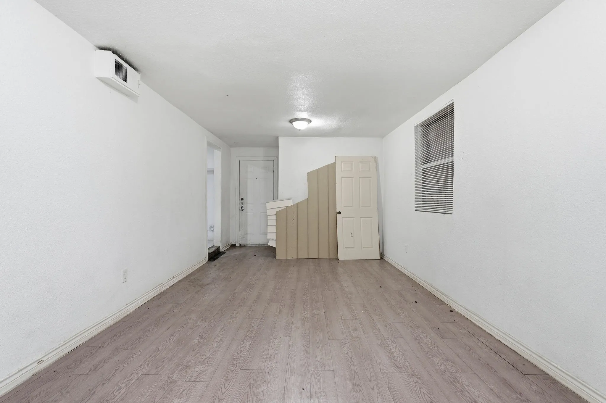 Single Family Residence For Sale in Tarrant County , 3408 S Hughes Avenue, Fort Worth, Texas 76119, 3 Bedroom, 1 Bathroom, Garage spaces, 1,106 Sqft, built in 1954, mls#21262314, Real Estate Agent in Fort Worth, Homes For Sale in Tarrant county, Homes For Sale in Fort Worth, Realtor in Fort Worth Texas, Real Estate Brokerage Independent Realty Texas, Luminita Cordes Realtor