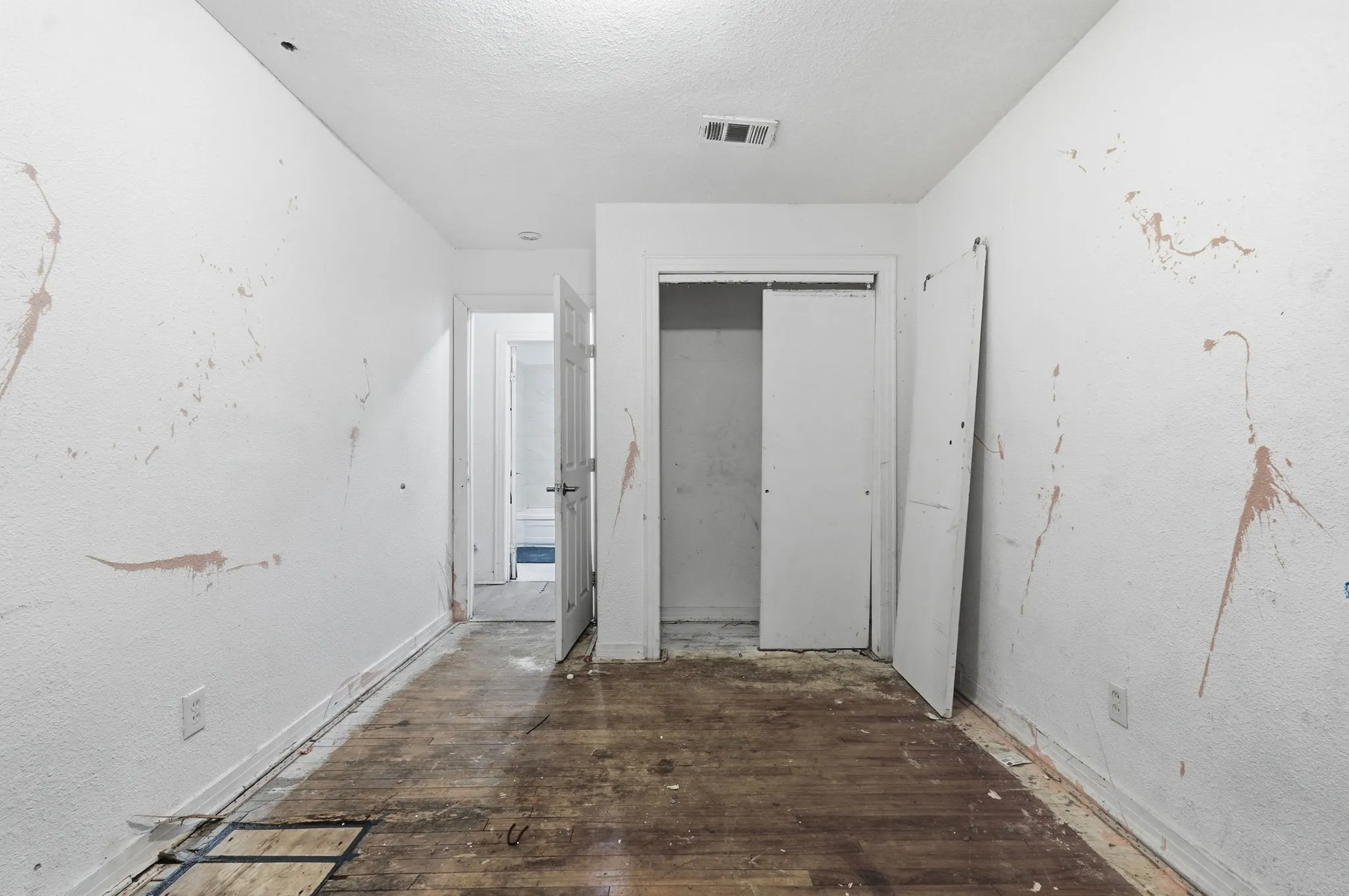 Single Family Residence For Sale in Tarrant County , 3408 S Hughes Avenue, Fort Worth, Texas 76119, 3 Bedroom, 1 Bathroom, Garage spaces, 1,106 Sqft, built in 1954, mls#21262314, Real Estate Agent in Fort Worth, Homes For Sale in Tarrant county, Homes For Sale in Fort Worth, Realtor in Fort Worth Texas, Real Estate Brokerage Independent Realty Texas, Luminita Cordes Realtor