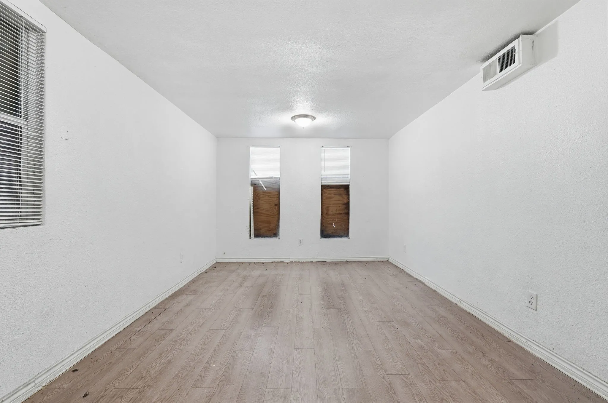 Single Family Residence For Sale in Tarrant County , 3408 S Hughes Avenue, Fort Worth, Texas 76119, 3 Bedroom, 1 Bathroom, Garage spaces, 1,106 Sqft, built in 1954, mls#21262314, Real Estate Agent in Fort Worth, Homes For Sale in Tarrant county, Homes For Sale in Fort Worth, Realtor in Fort Worth Texas, Real Estate Brokerage Independent Realty Texas, Luminita Cordes Realtor