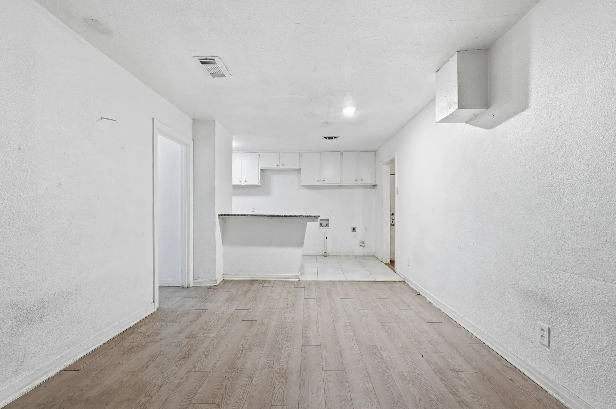 Single Family Residence For Sale in Tarrant County , 3408 S Hughes Avenue, Fort Worth, Texas 76119, 3 Bedroom, 1 Bathroom, Garage spaces, 1,106 Sqft, built in 1954, mls#21262314, Real Estate Agent in Fort Worth, Homes For Sale in Tarrant county, Homes For Sale in Fort Worth, Realtor in Fort Worth Texas, Real Estate Brokerage Independent Realty Texas, Luminita Cordes Realtor