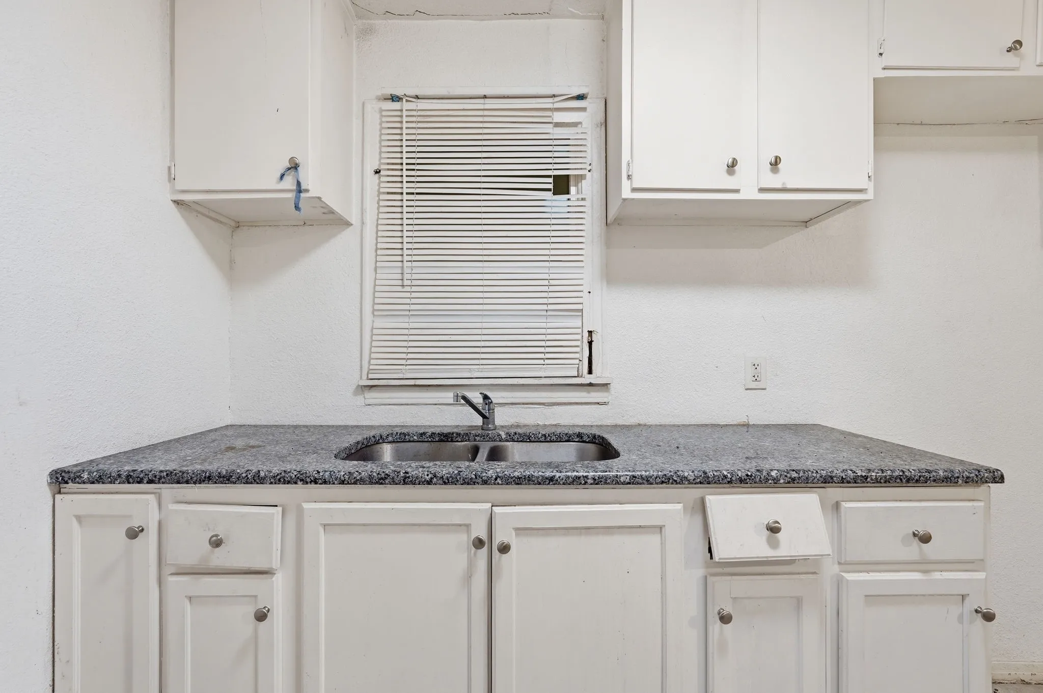 Single Family Residence For Sale in Tarrant County , 3408 S Hughes Avenue, Fort Worth, Texas 76119, 3 Bedroom, 1 Bathroom, Garage spaces, 1,106 Sqft, built in 1954, mls#21262314, Real Estate Agent in Fort Worth, Homes For Sale in Tarrant county, Homes For Sale in Fort Worth, Realtor in Fort Worth Texas, Real Estate Brokerage Independent Realty Texas, Luminita Cordes Realtor