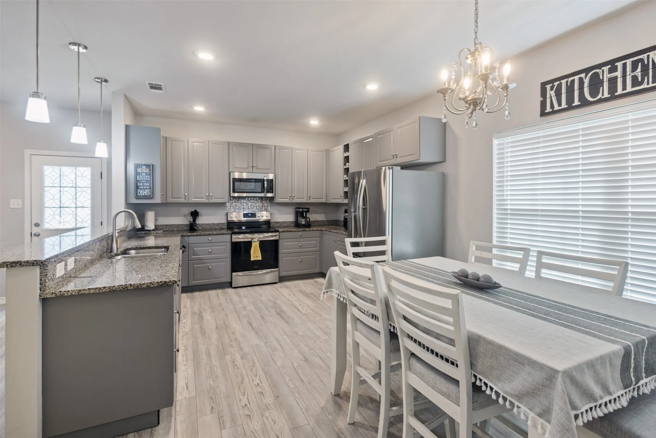 Single Family Residence For Sale in Kaufman County , 591 E Eubank Street, Mabank, Texas 75147, 3 Bedroom, 2 Bathroom, 2 Garage spaces, 1,559 Sqft, built in 2020, mls#21330010, Real Estate Agent in Mabank, Homes For Sale in Kaufman county, Homes For Sale in Mabank, Realtor in Mabank Texas, Real Estate Brokerage Independent Realty Texas, Luminita Cordes Realtor
