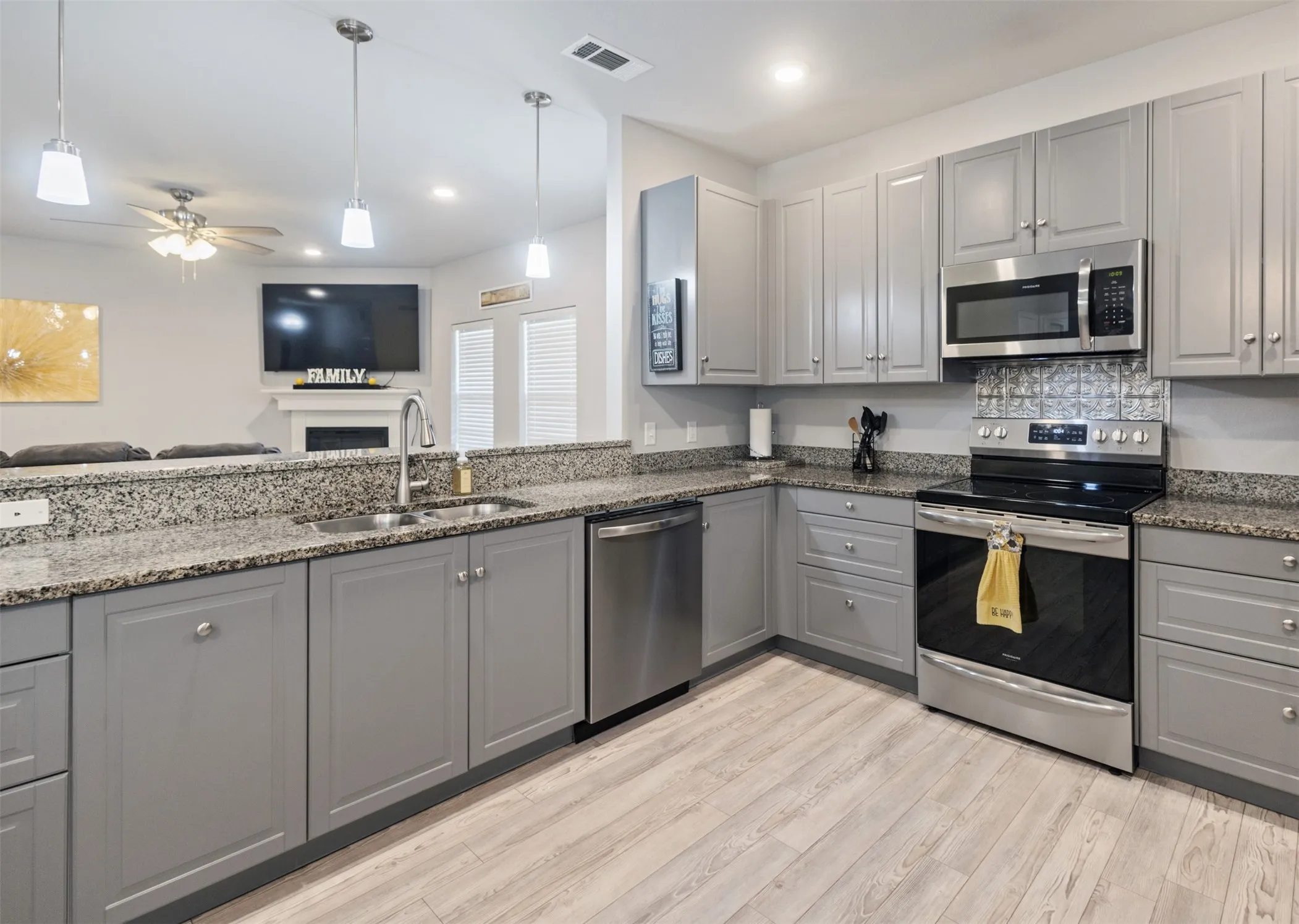 Single Family Residence For Sale in Kaufman County , 591 E Eubank Street, Mabank, Texas 75147, 3 Bedroom, 2 Bathroom, 2 Garage spaces, 1,559 Sqft, built in 2020, mls#21330010, Real Estate Agent in Mabank, Homes For Sale in Kaufman county, Homes For Sale in Mabank, Realtor in Mabank Texas, Real Estate Brokerage Independent Realty Texas, Luminita Cordes Realtor