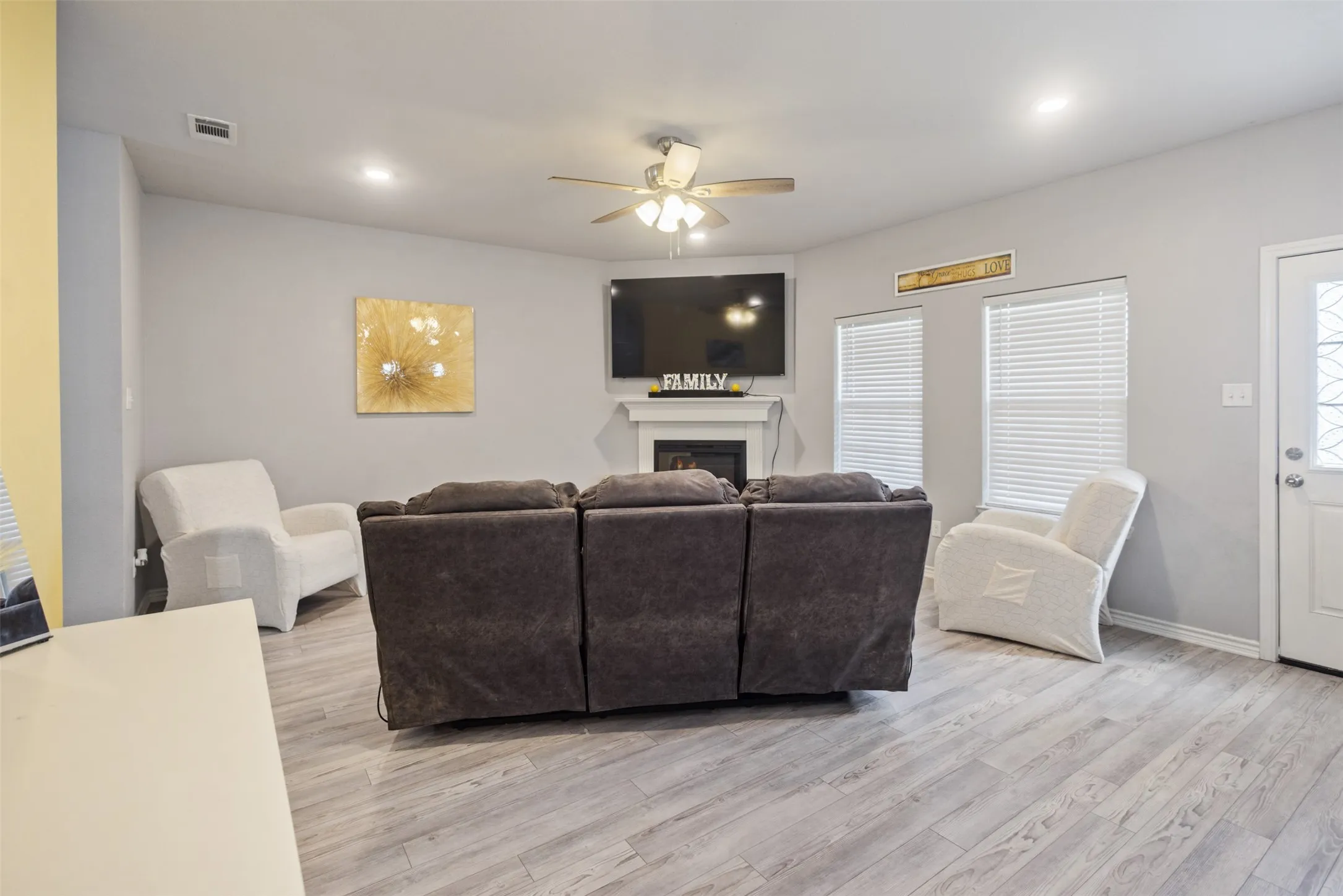 Single Family Residence For Sale in Kaufman County , 591 E Eubank Street, Mabank, Texas 75147, 3 Bedroom, 2 Bathroom, 2 Garage spaces, 1,559 Sqft, built in 2020, mls#21330010, Real Estate Agent in Mabank, Homes For Sale in Kaufman county, Homes For Sale in Mabank, Realtor in Mabank Texas, Real Estate Brokerage Independent Realty Texas, Luminita Cordes Realtor