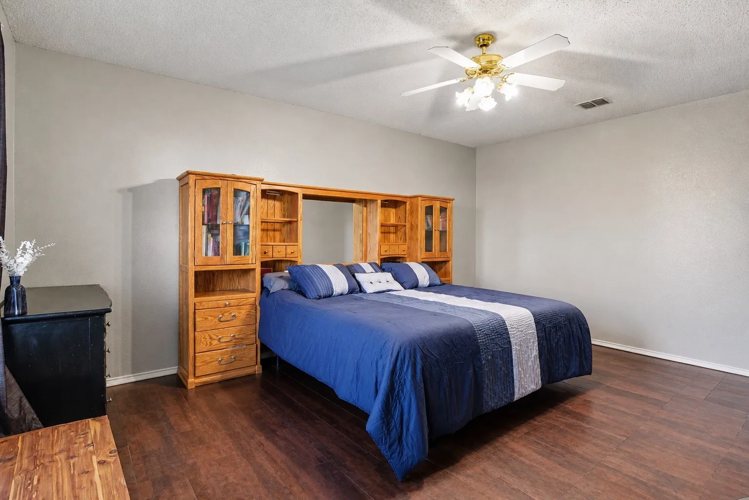 Single Family Residence For Sale in Rockwall County , 2932 Lost Creek Court, Rockwall, Texas 75032, 4 Bedroom, 3 Bathroom, 2 Garage spaces, 2,842 Sqft, built in 2003, mls#21329873, Real Estate Agent in Rockwall, Homes For Sale in Rockwall county, Homes For Sale in Rockwall, Realtor in Rockwall Texas, Real Estate Brokerage Independent Realty Texas, Luminita Cordes Realtor