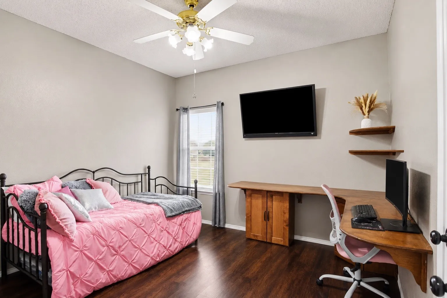 Single Family Residence For Sale in Rockwall County , 2932 Lost Creek Court, Rockwall, Texas 75032, 4 Bedroom, 3 Bathroom, 2 Garage spaces, 2,842 Sqft, built in 2003, mls#21329873, Real Estate Agent in Rockwall, Homes For Sale in Rockwall county, Homes For Sale in Rockwall, Realtor in Rockwall Texas, Real Estate Brokerage Independent Realty Texas, Luminita Cordes Realtor