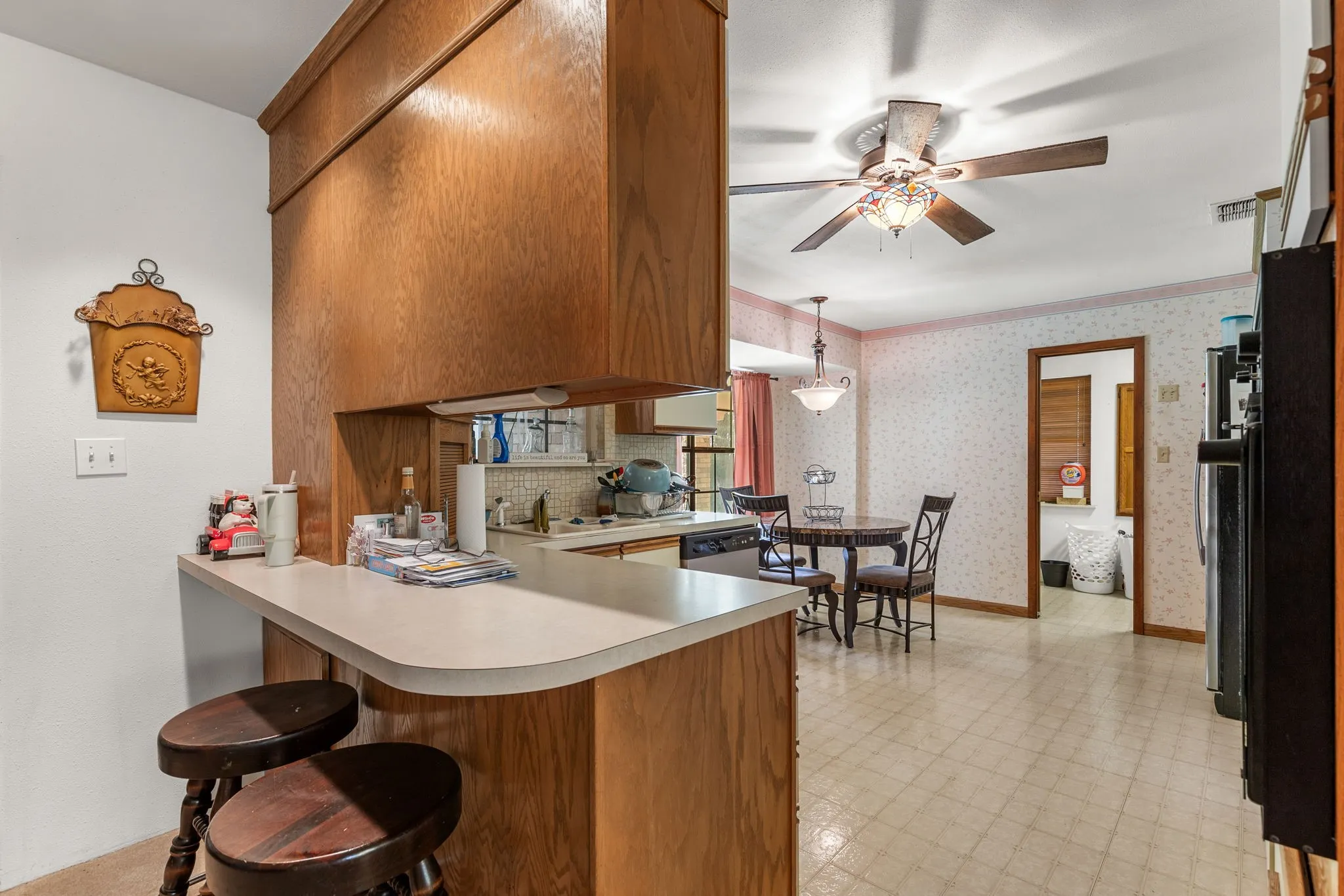 Single Family Residence For Sale in Wichita County , 4600 Summit Drive, Wichita Falls, Texas 76310, 3 Bedroom, 2 Bathroom, 2 Garage spaces, 1,794 Sqft, built in 1974, mls#21330055, Real Estate Agent in Wichita Falls, Homes For Sale in Wichita county, Homes For Sale in Wichita Falls, Realtor in Wichita Falls Texas, Real Estate Brokerage Independent Realty Texas, Luminita Cordes Realtor