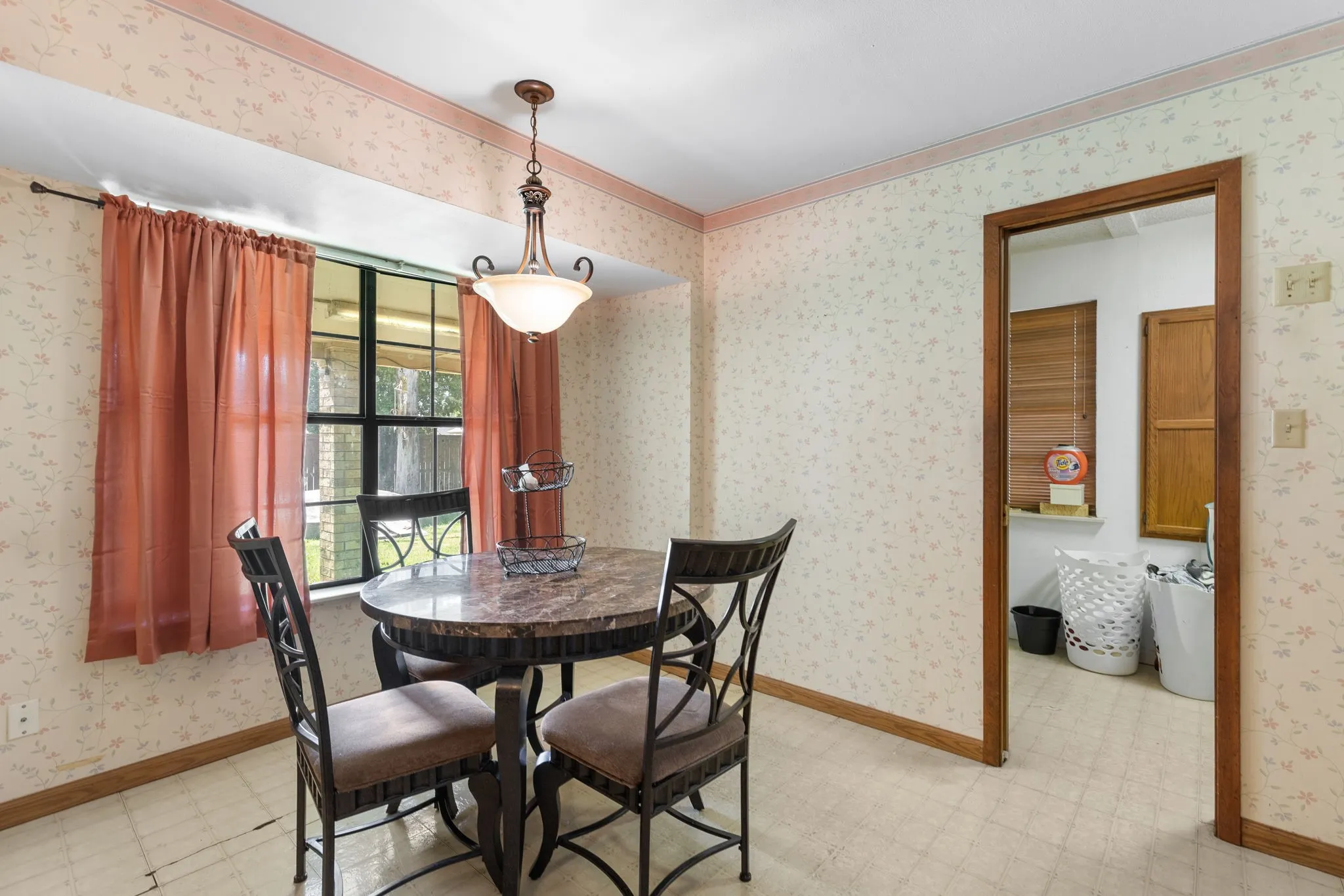 Single Family Residence For Sale in Wichita County , 4600 Summit Drive, Wichita Falls, Texas 76310, 3 Bedroom, 2 Bathroom, 2 Garage spaces, 1,794 Sqft, built in 1974, mls#21330055, Real Estate Agent in Wichita Falls, Homes For Sale in Wichita county, Homes For Sale in Wichita Falls, Realtor in Wichita Falls Texas, Real Estate Brokerage Independent Realty Texas, Luminita Cordes Realtor