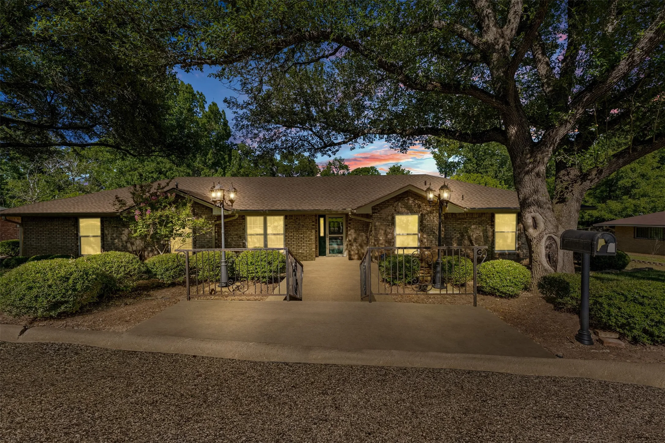Single Family Residence For Sale in Falls County , 708 Fonville Drive, Marlin, Texas 76661, 4 Bedroom, 3 Bathroom, 2 Garage spaces, 2,364 Sqft, built in 1970, mls#21328273, Real Estate Agent in Marlin, Homes For Sale in Falls county, Homes For Sale in Marlin, Realtor in Marlin Texas, Real Estate Brokerage Independent Realty Texas, Luminita Cordes Realtor