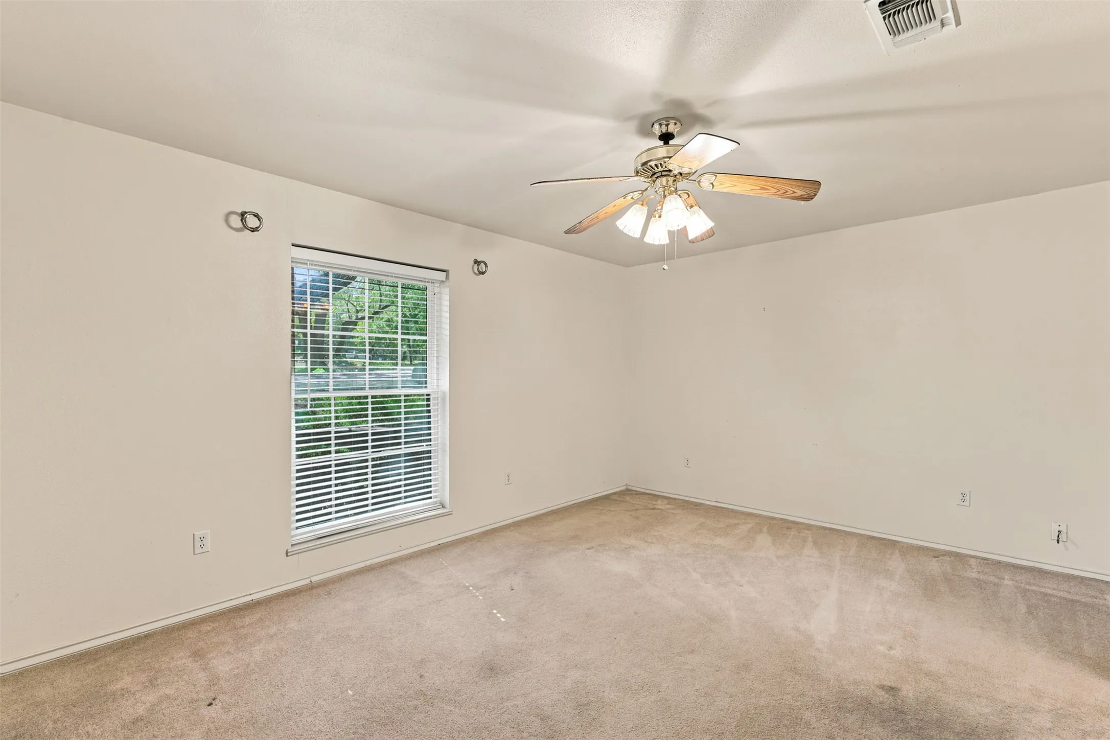 Single Family Residence For Sale in Falls County , 708 Fonville Drive, Marlin, Texas 76661, 4 Bedroom, 3 Bathroom, 2 Garage spaces, 2,364 Sqft, built in 1970, mls#21328273, Real Estate Agent in Marlin, Homes For Sale in Falls county, Homes For Sale in Marlin, Realtor in Marlin Texas, Real Estate Brokerage Independent Realty Texas, Luminita Cordes Realtor