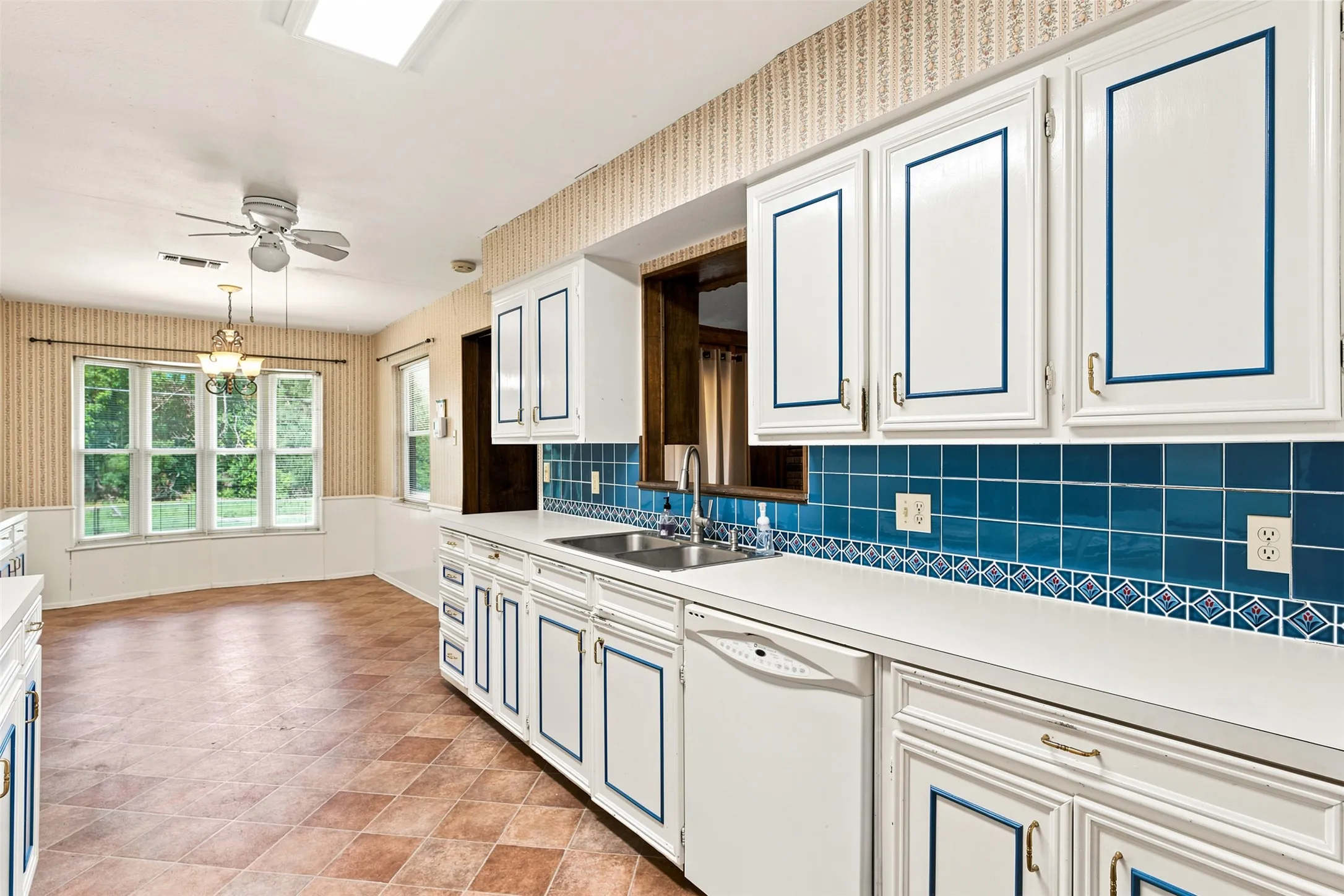 Single Family Residence For Sale in Falls County , 708 Fonville Drive, Marlin, Texas 76661, 4 Bedroom, 3 Bathroom, 2 Garage spaces, 2,364 Sqft, built in 1970, mls#21328273, Real Estate Agent in Marlin, Homes For Sale in Falls county, Homes For Sale in Marlin, Realtor in Marlin Texas, Real Estate Brokerage Independent Realty Texas, Luminita Cordes Realtor