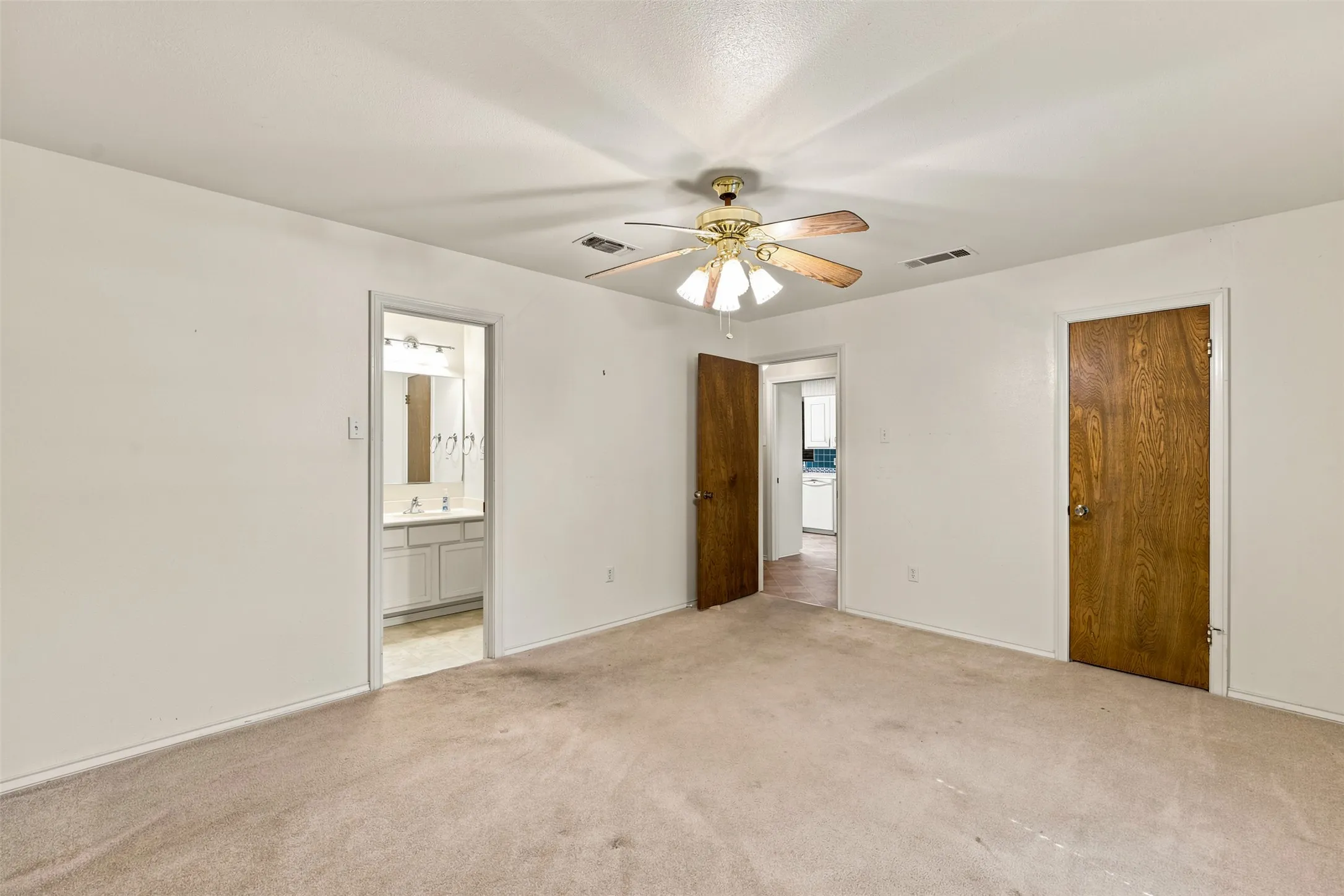 Single Family Residence For Sale in Falls County , 708 Fonville Drive, Marlin, Texas 76661, 4 Bedroom, 3 Bathroom, 2 Garage spaces, 2,364 Sqft, built in 1970, mls#21328273, Real Estate Agent in Marlin, Homes For Sale in Falls county, Homes For Sale in Marlin, Realtor in Marlin Texas, Real Estate Brokerage Independent Realty Texas, Luminita Cordes Realtor