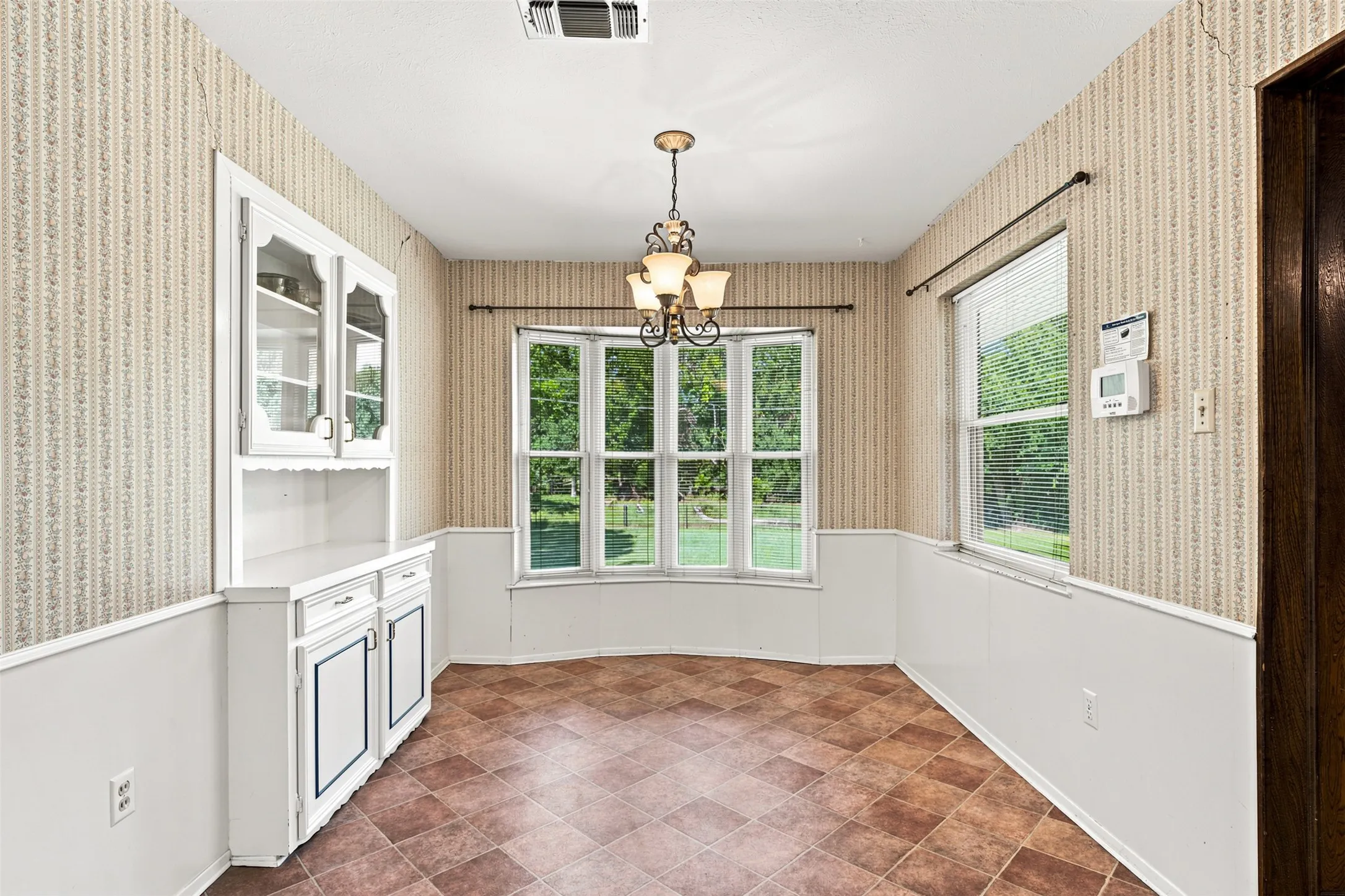 Single Family Residence For Sale in Falls County , 708 Fonville Drive, Marlin, Texas 76661, 4 Bedroom, 3 Bathroom, 2 Garage spaces, 2,364 Sqft, built in 1970, mls#21328273, Real Estate Agent in Marlin, Homes For Sale in Falls county, Homes For Sale in Marlin, Realtor in Marlin Texas, Real Estate Brokerage Independent Realty Texas, Luminita Cordes Realtor