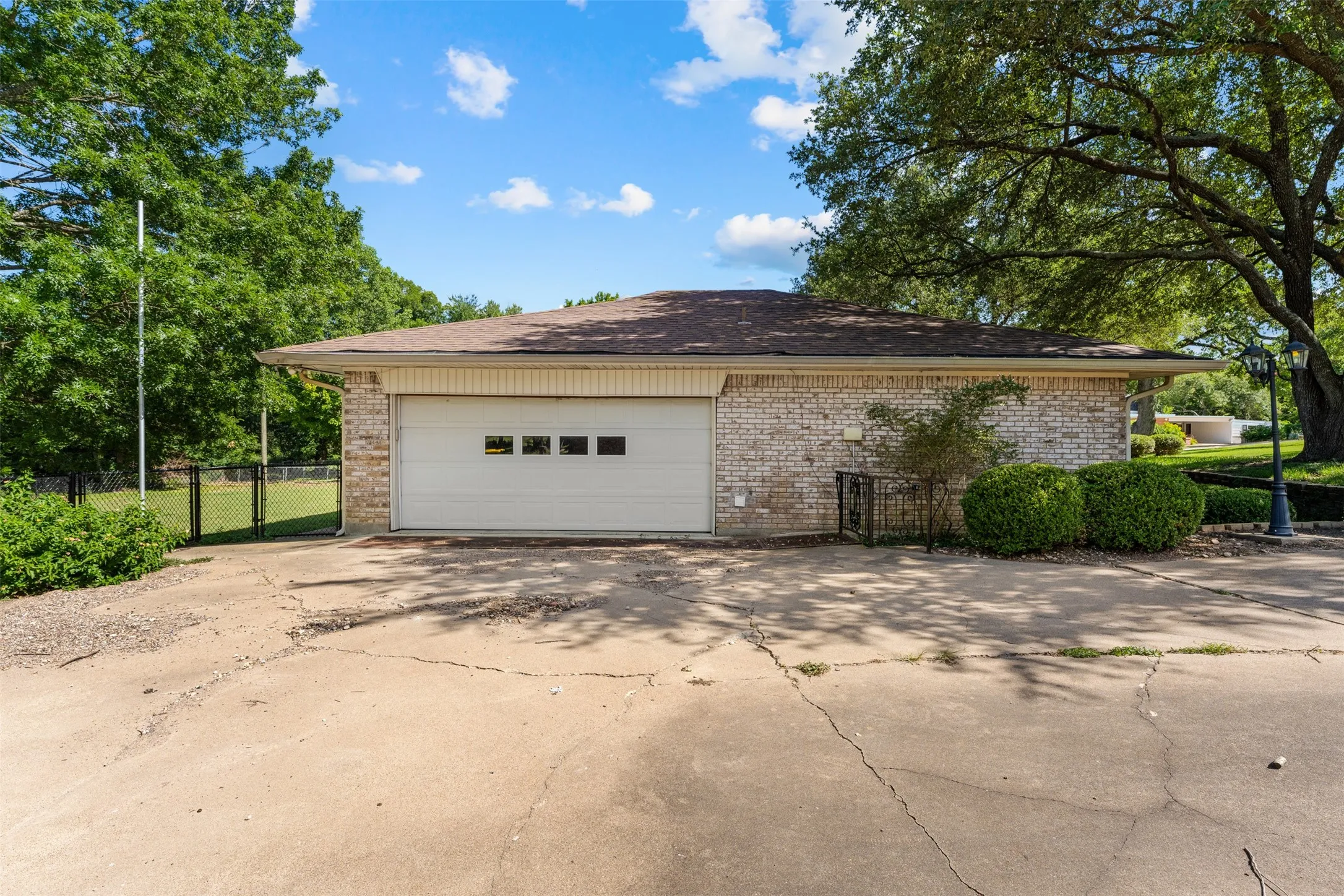 Single Family Residence For Sale in Falls County , 708 Fonville Drive, Marlin, Texas 76661, 4 Bedroom, 3 Bathroom, 2 Garage spaces, 2,364 Sqft, built in 1970, mls#21328273, Real Estate Agent in Marlin, Homes For Sale in Falls county, Homes For Sale in Marlin, Realtor in Marlin Texas, Real Estate Brokerage Independent Realty Texas, Luminita Cordes Realtor