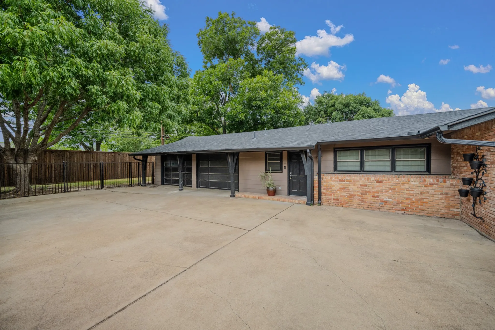 Single Family Residence For Sale in Johnson County , 1214 Loma Alta Place, Cleburne, Texas 76033, 3 Bedroom, 3 Bathroom, 2 Garage spaces, 2,950 Sqft, built in 1956, mls#21329538, Real Estate Agent in Cleburne, Homes For Sale in Johnson county, Homes For Sale in Cleburne, Realtor in Cleburne Texas, Real Estate Brokerage Independent Realty Texas, Luminita Cordes Realtor