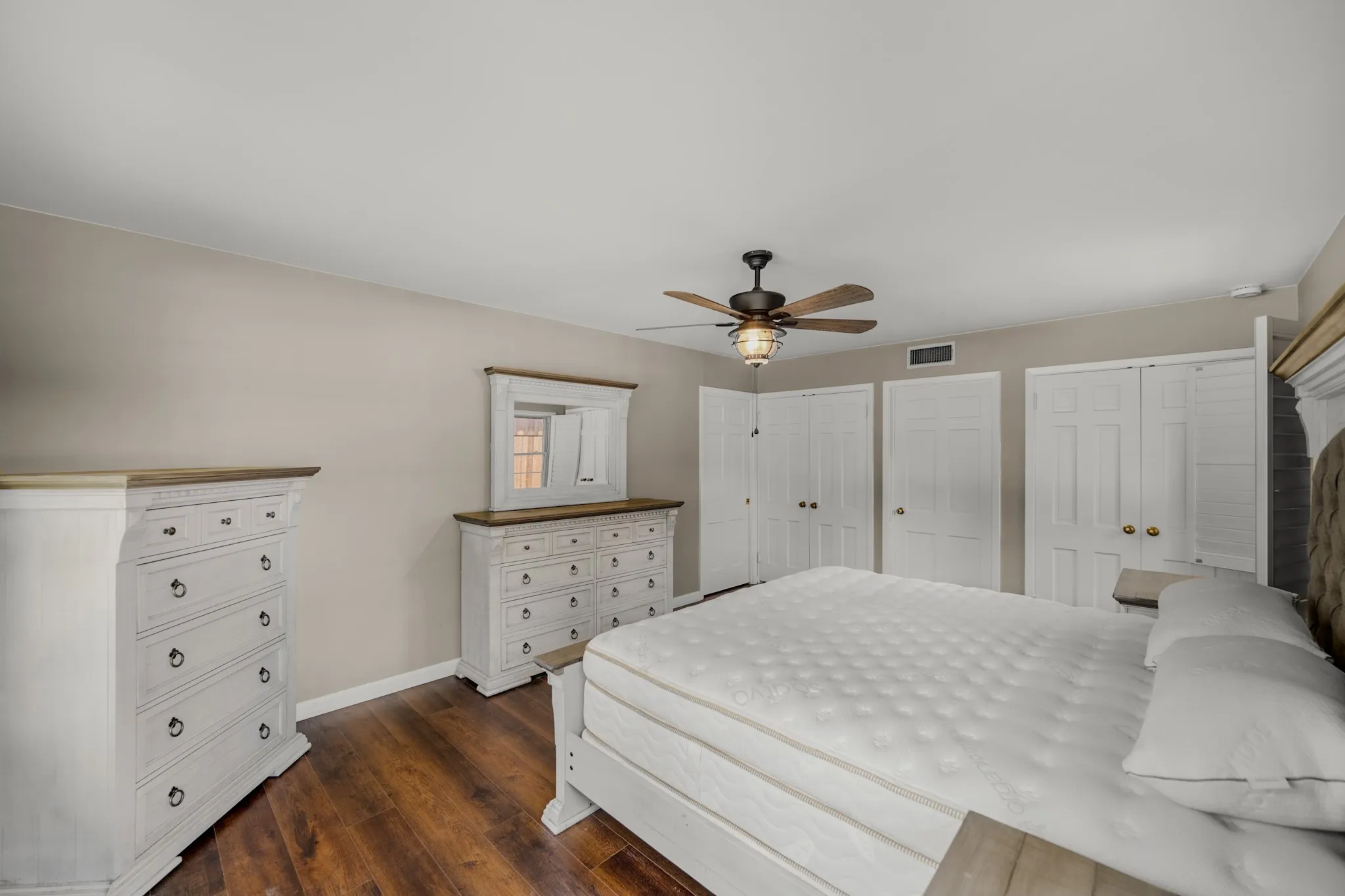 Single Family Residence For Sale in Johnson County , 1214 Loma Alta Place, Cleburne, Texas 76033, 3 Bedroom, 3 Bathroom, 2 Garage spaces, 2,950 Sqft, built in 1956, mls#21329538, Real Estate Agent in Cleburne, Homes For Sale in Johnson county, Homes For Sale in Cleburne, Realtor in Cleburne Texas, Real Estate Brokerage Independent Realty Texas, Luminita Cordes Realtor