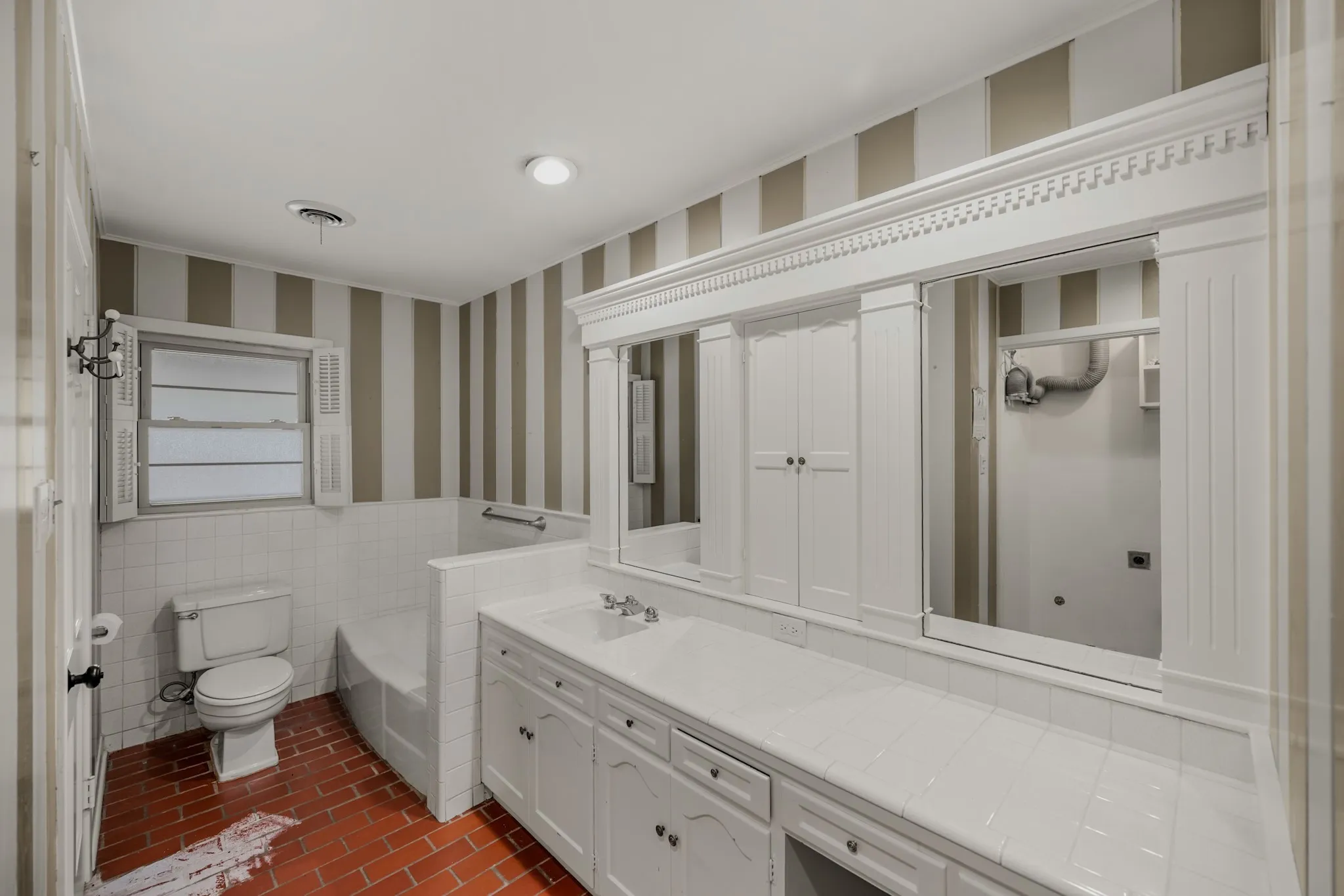 Single Family Residence For Sale in Johnson County , 1214 Loma Alta Place, Cleburne, Texas 76033, 3 Bedroom, 3 Bathroom, 2 Garage spaces, 2,950 Sqft, built in 1956, mls#21329538, Real Estate Agent in Cleburne, Homes For Sale in Johnson county, Homes For Sale in Cleburne, Realtor in Cleburne Texas, Real Estate Brokerage Independent Realty Texas, Luminita Cordes Realtor