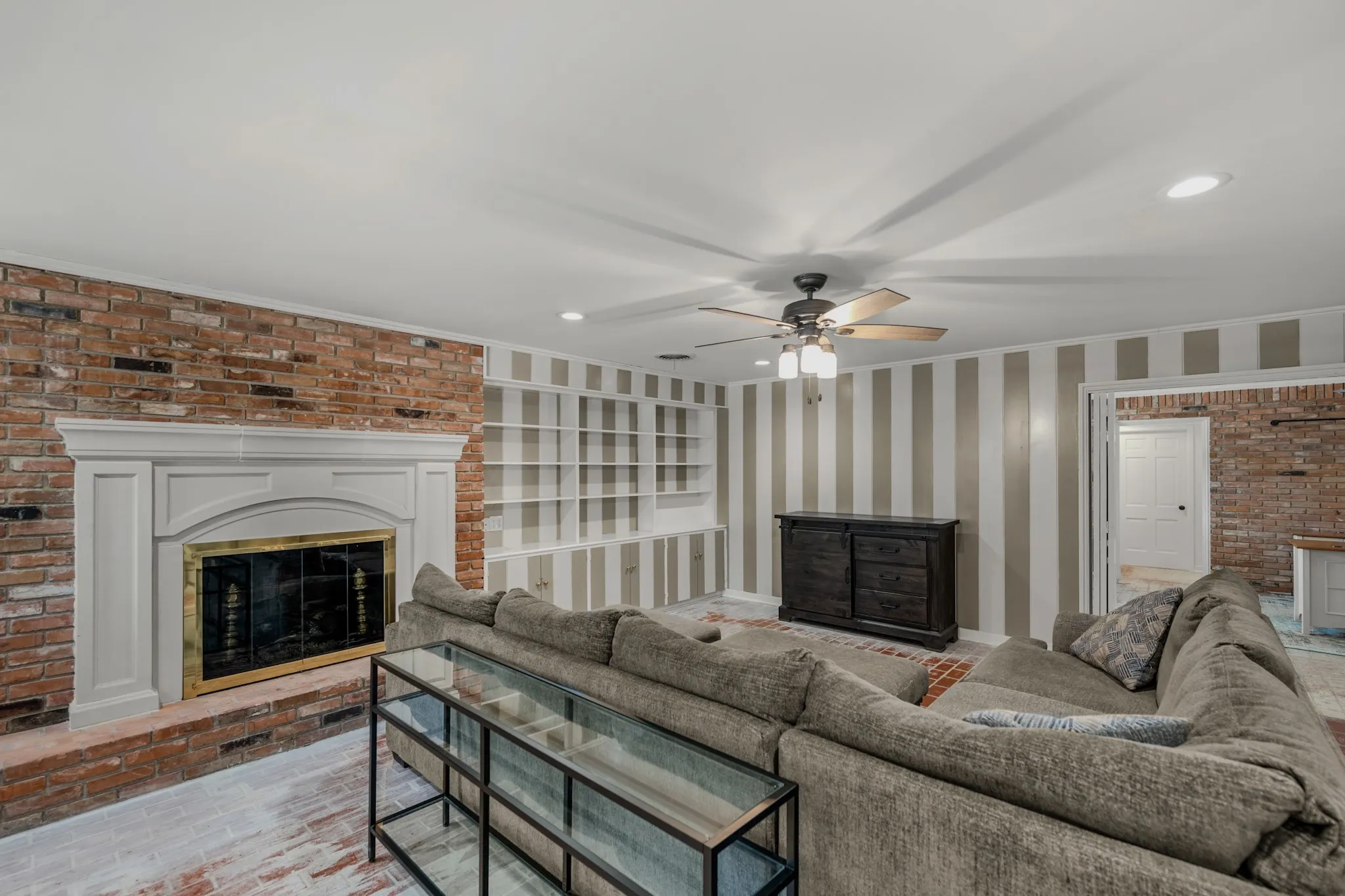 Single Family Residence For Sale in Johnson County , 1214 Loma Alta Place, Cleburne, Texas 76033, 3 Bedroom, 3 Bathroom, 2 Garage spaces, 2,950 Sqft, built in 1956, mls#21329538, Real Estate Agent in Cleburne, Homes For Sale in Johnson county, Homes For Sale in Cleburne, Realtor in Cleburne Texas, Real Estate Brokerage Independent Realty Texas, Luminita Cordes Realtor