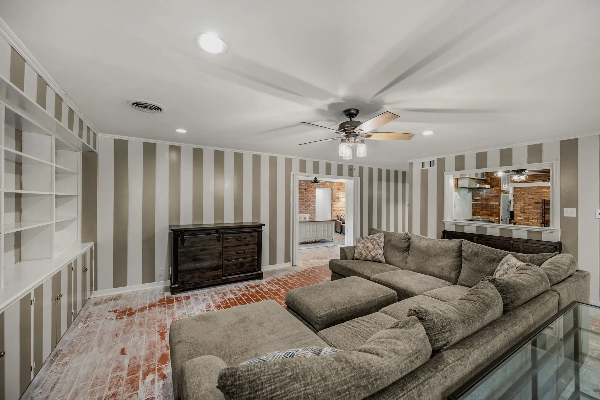 Single Family Residence For Sale in Johnson County , 1214 Loma Alta Place, Cleburne, Texas 76033, 3 Bedroom, 3 Bathroom, 2 Garage spaces, 2,950 Sqft, built in 1956, mls#21329538, Real Estate Agent in Cleburne, Homes For Sale in Johnson county, Homes For Sale in Cleburne, Realtor in Cleburne Texas, Real Estate Brokerage Independent Realty Texas, Luminita Cordes Realtor